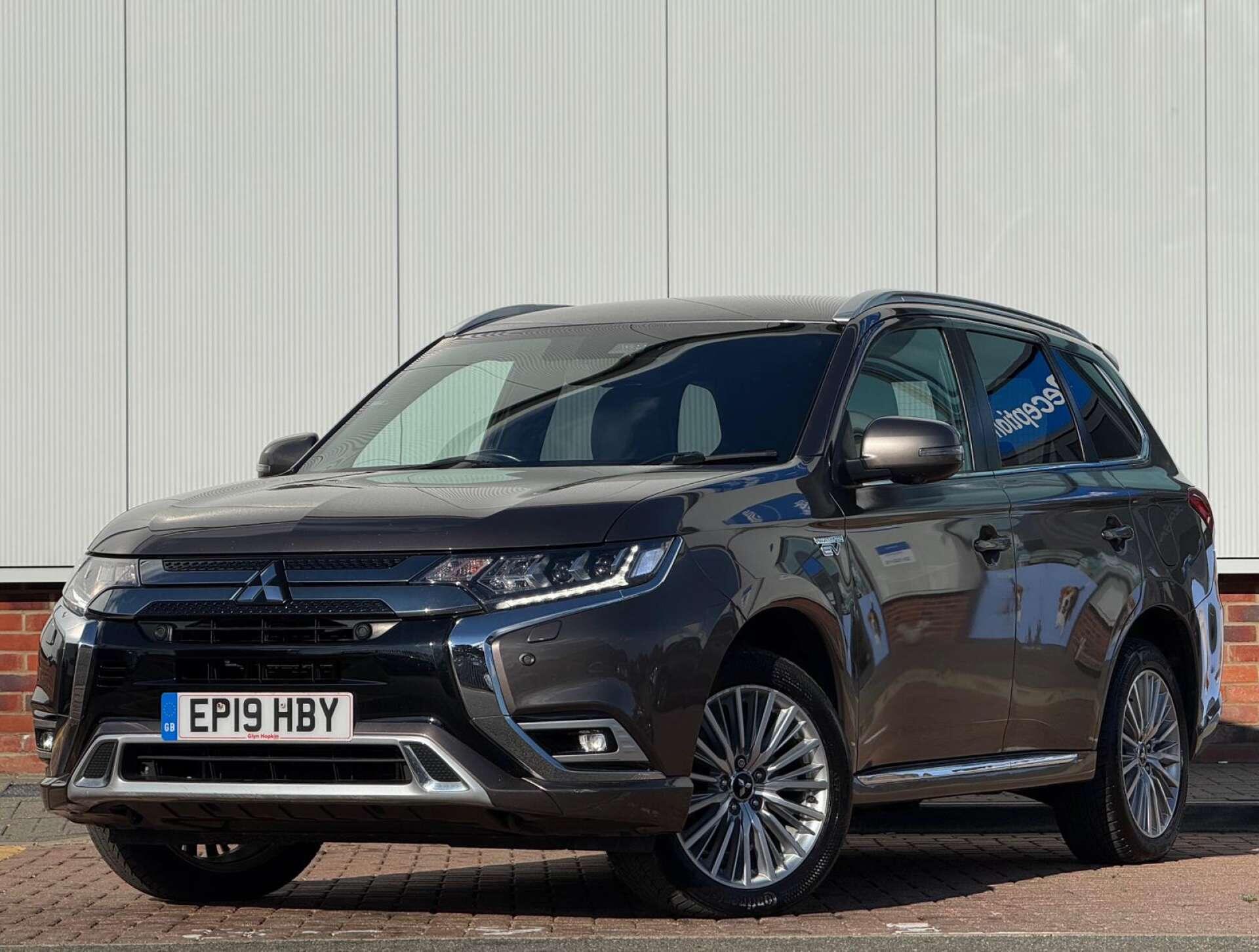 Mitsubishi Outlander view 3