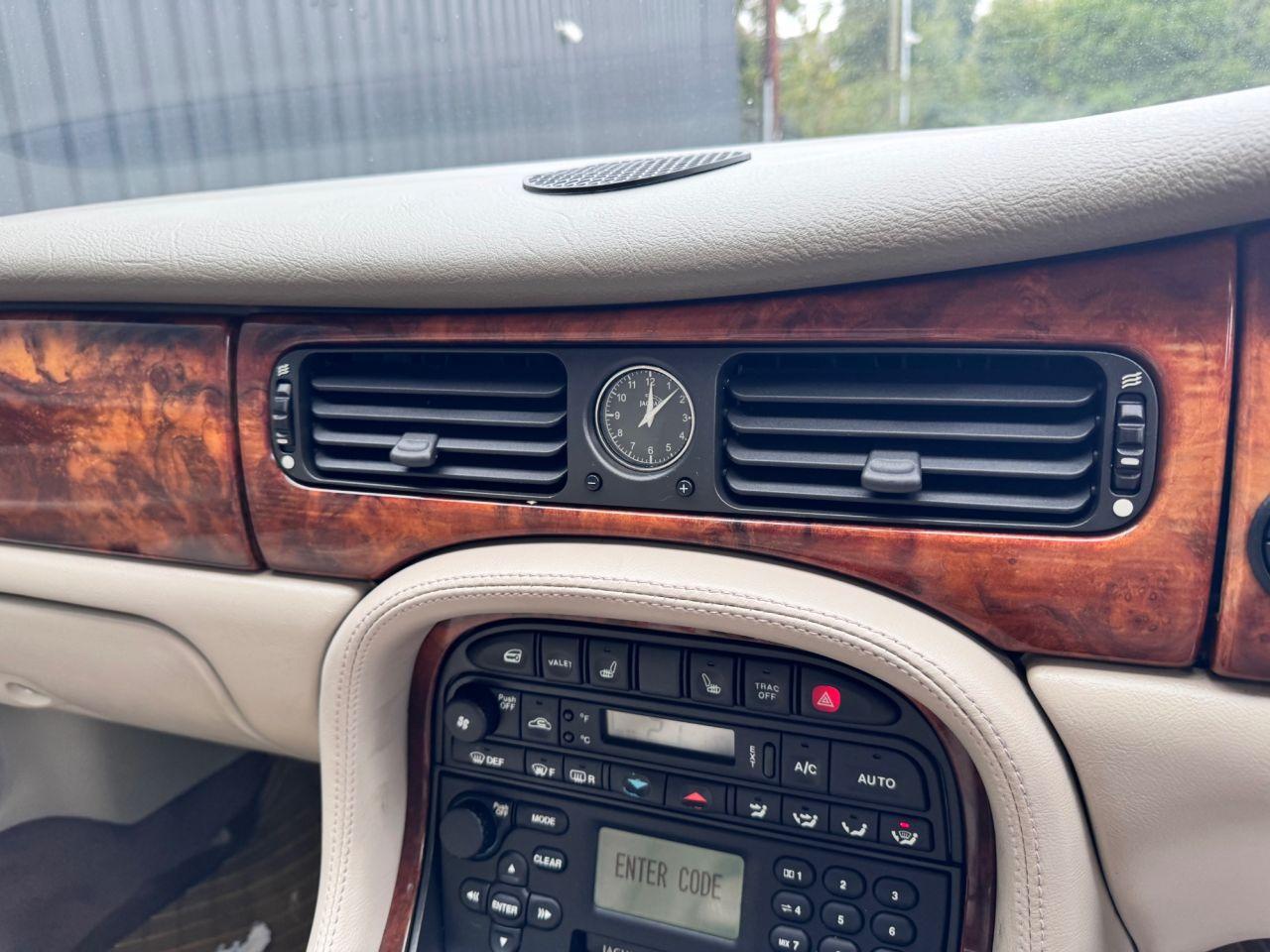 Jaguar XJ view 20