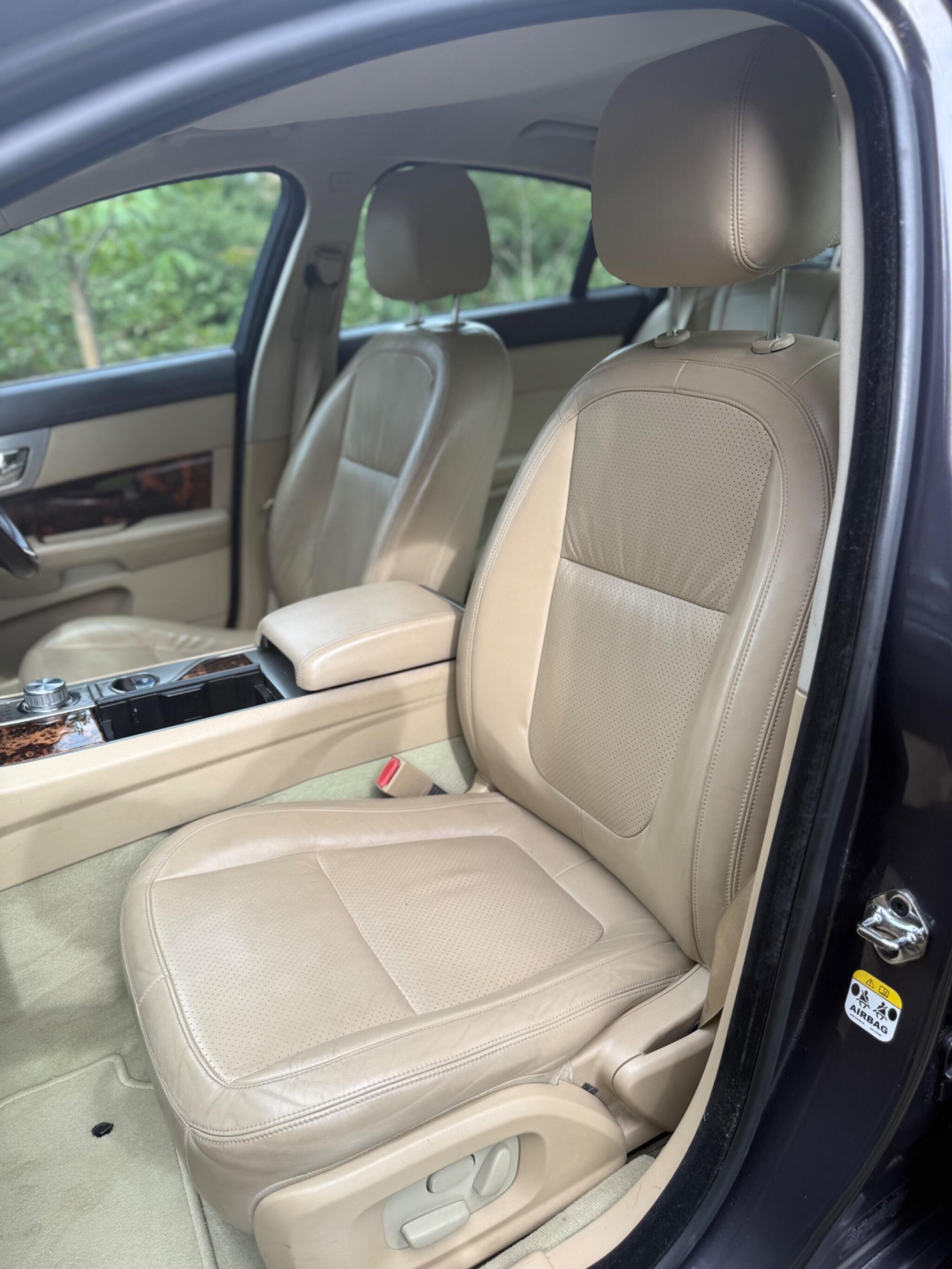2008 Jaguar XF image 18