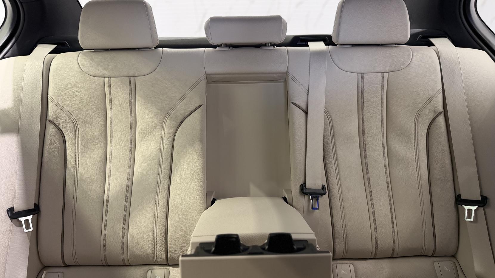 BMW 5 Series view 13