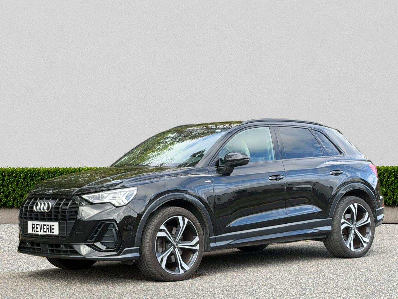 Audi Q3 view 3