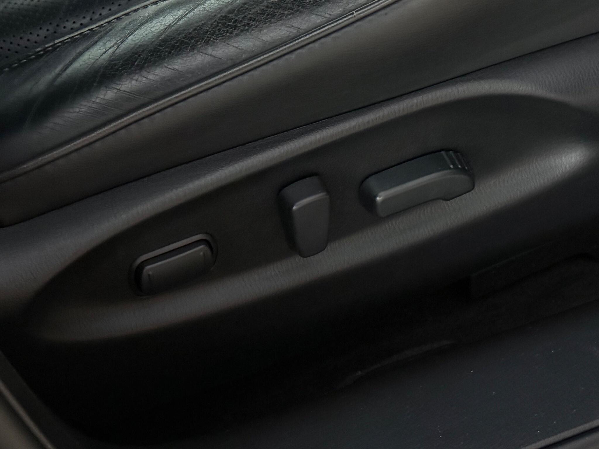 Infiniti Q70 view 29