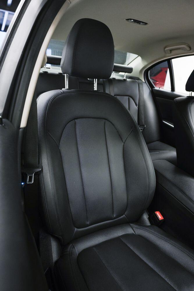 BMW 3 Series view 10
