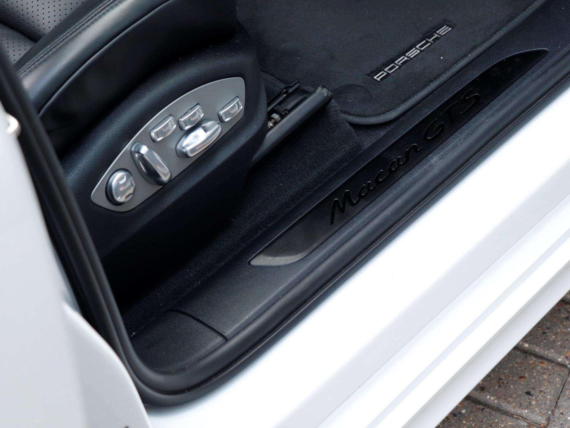 Porsche Macan view 24