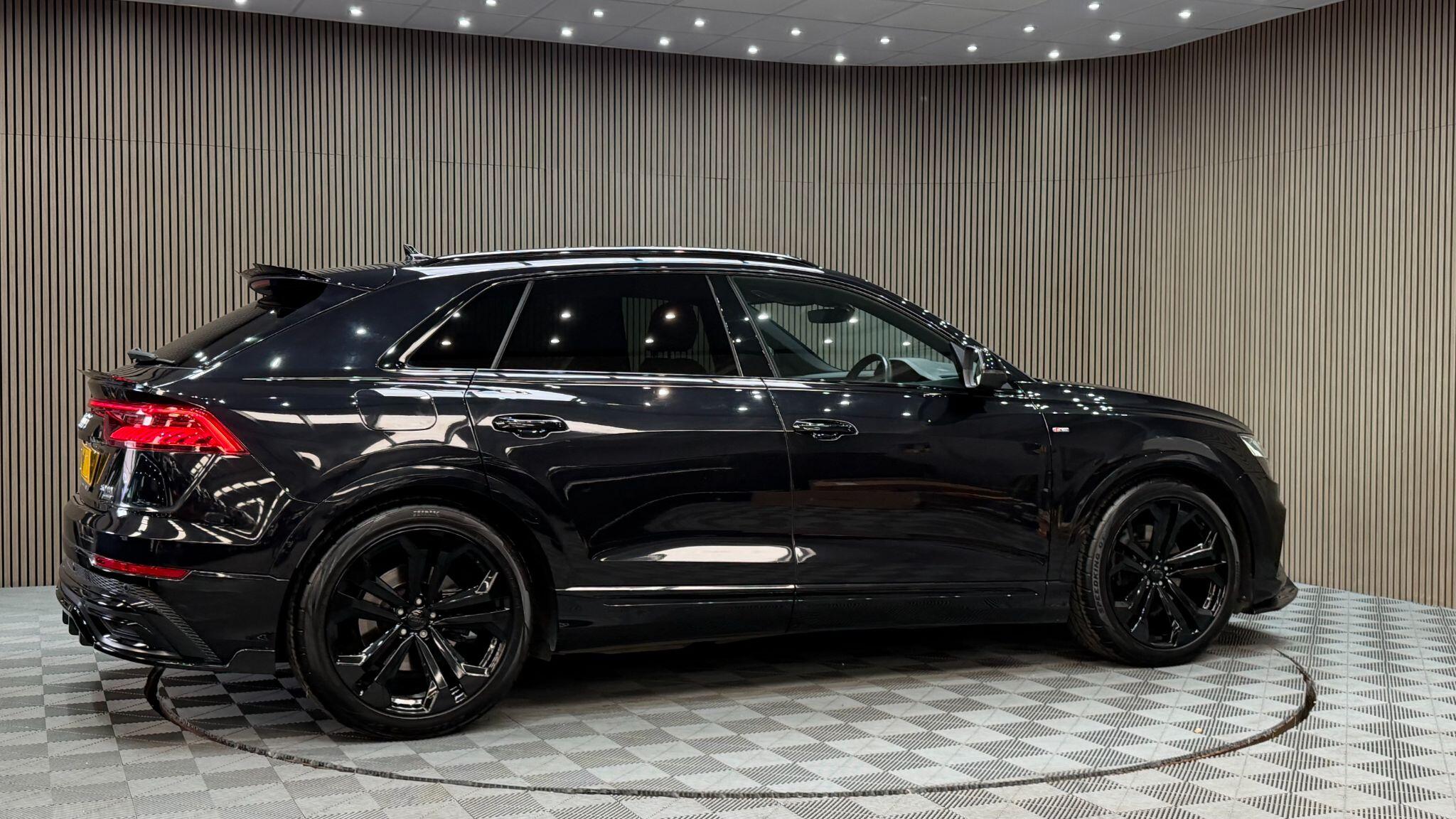 Audi Q8 view 40