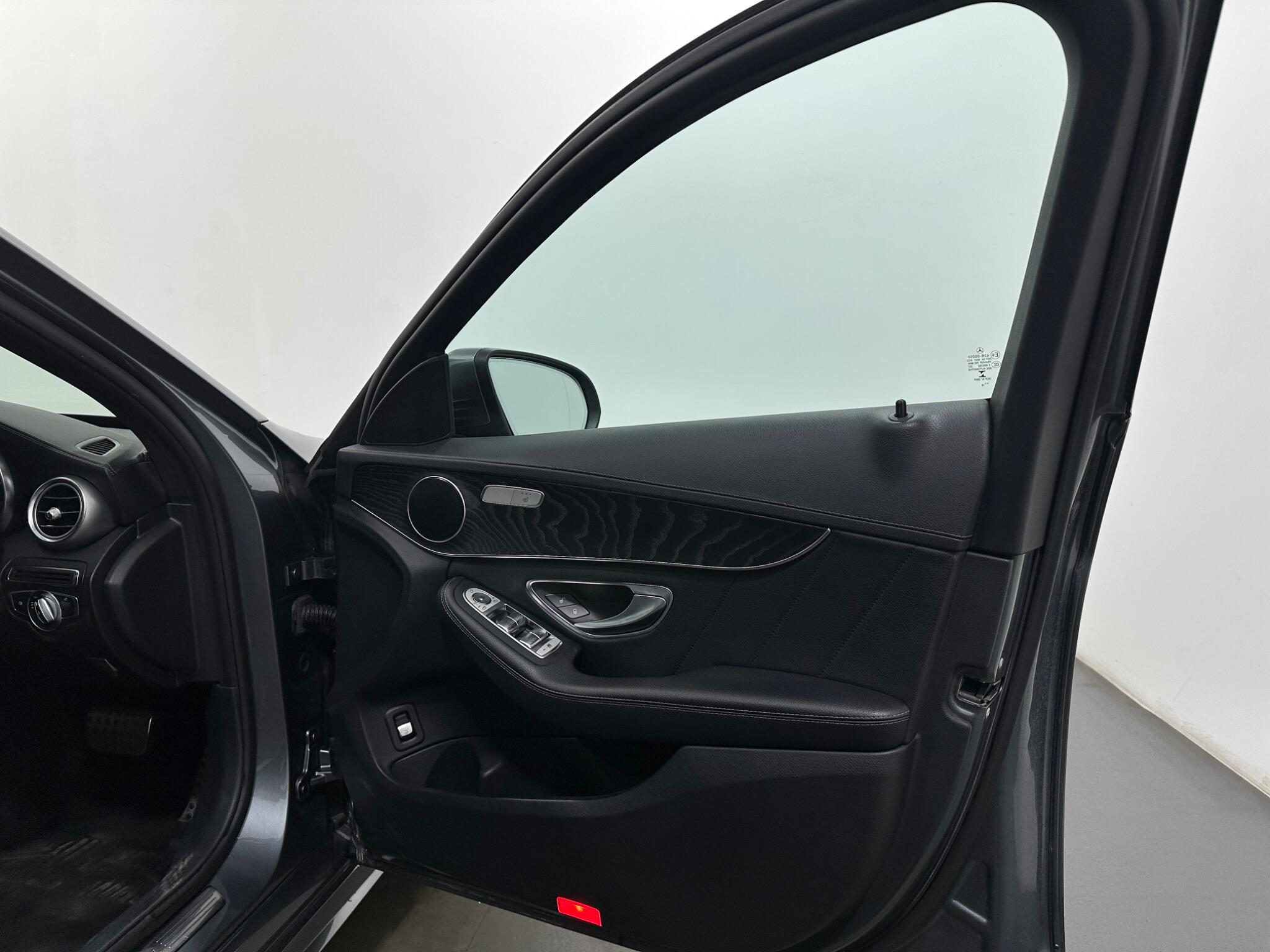 Mercedes-Benz C-Class view 32