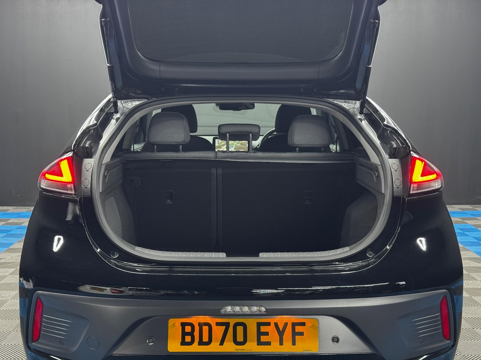 Hyundai Ioniq view 35