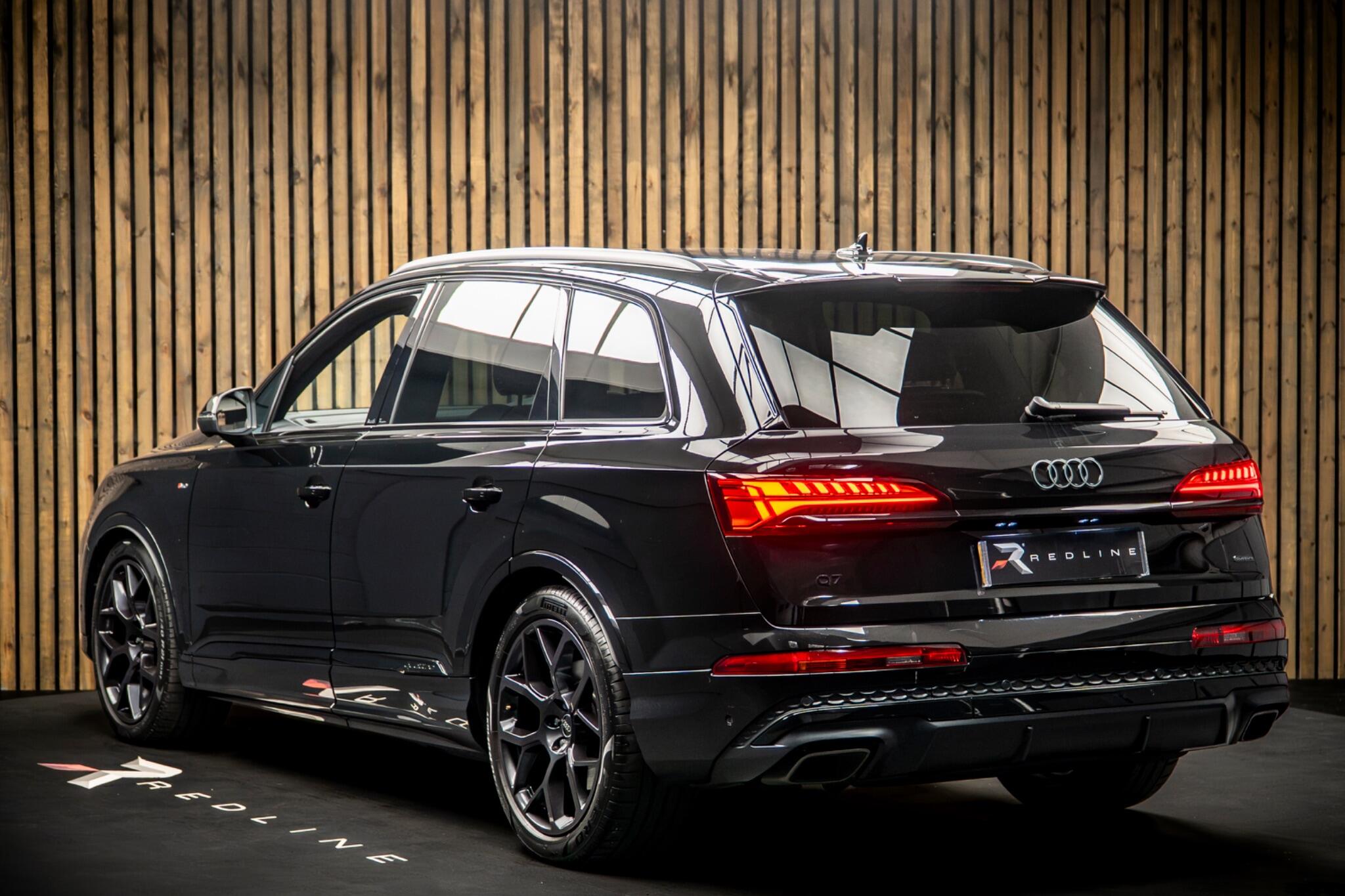 Audi Q7 view 3