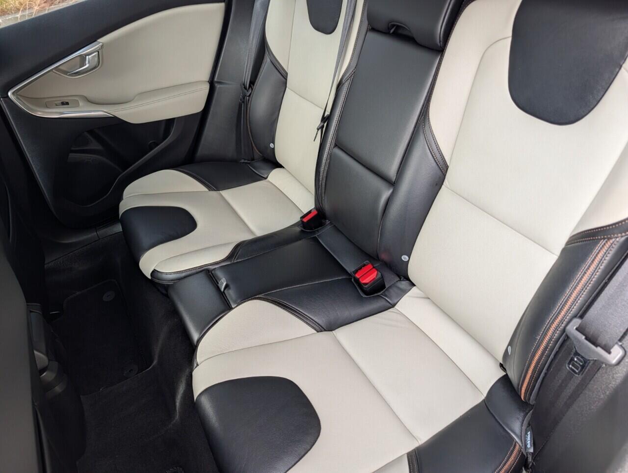Volvo V40 Cross Country view 23