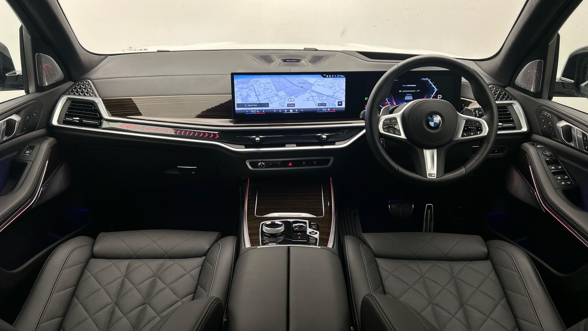BMW X7 view 4