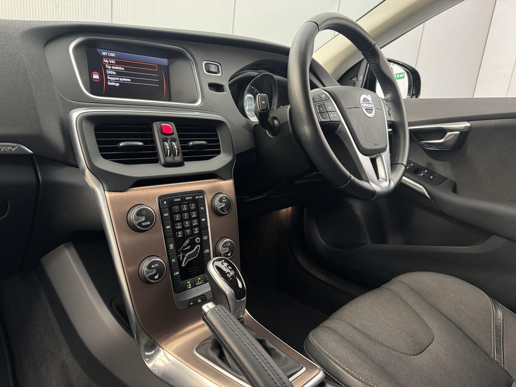 Volvo V40 Cross Country view 52