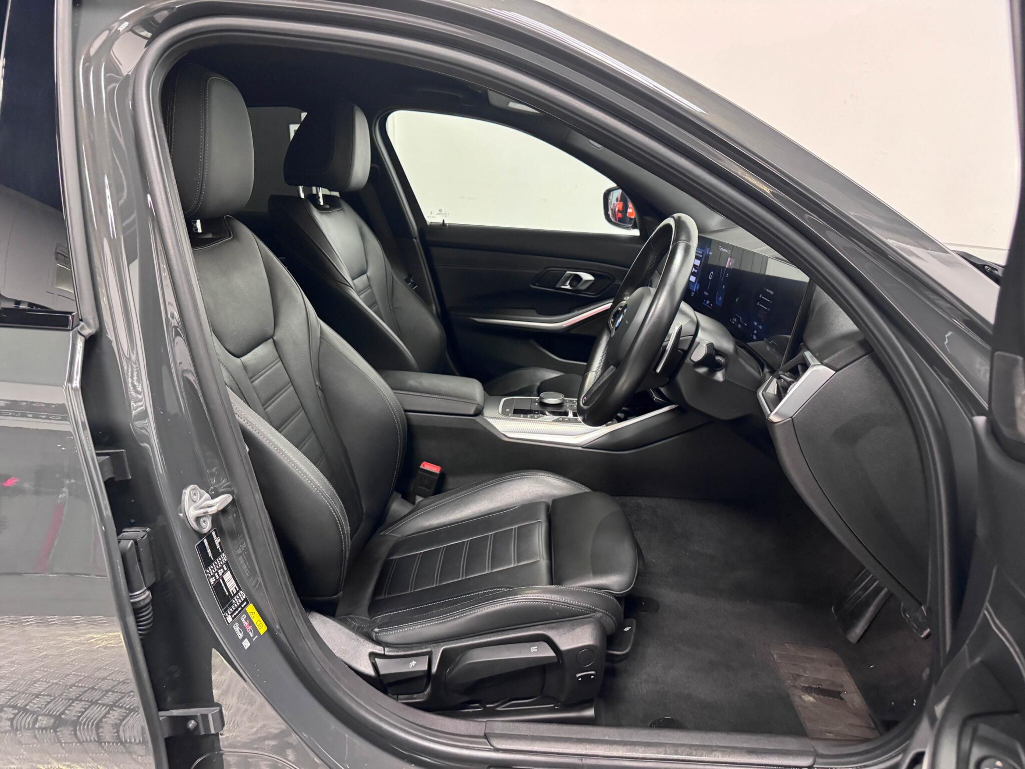 BMW 3 Series view 27