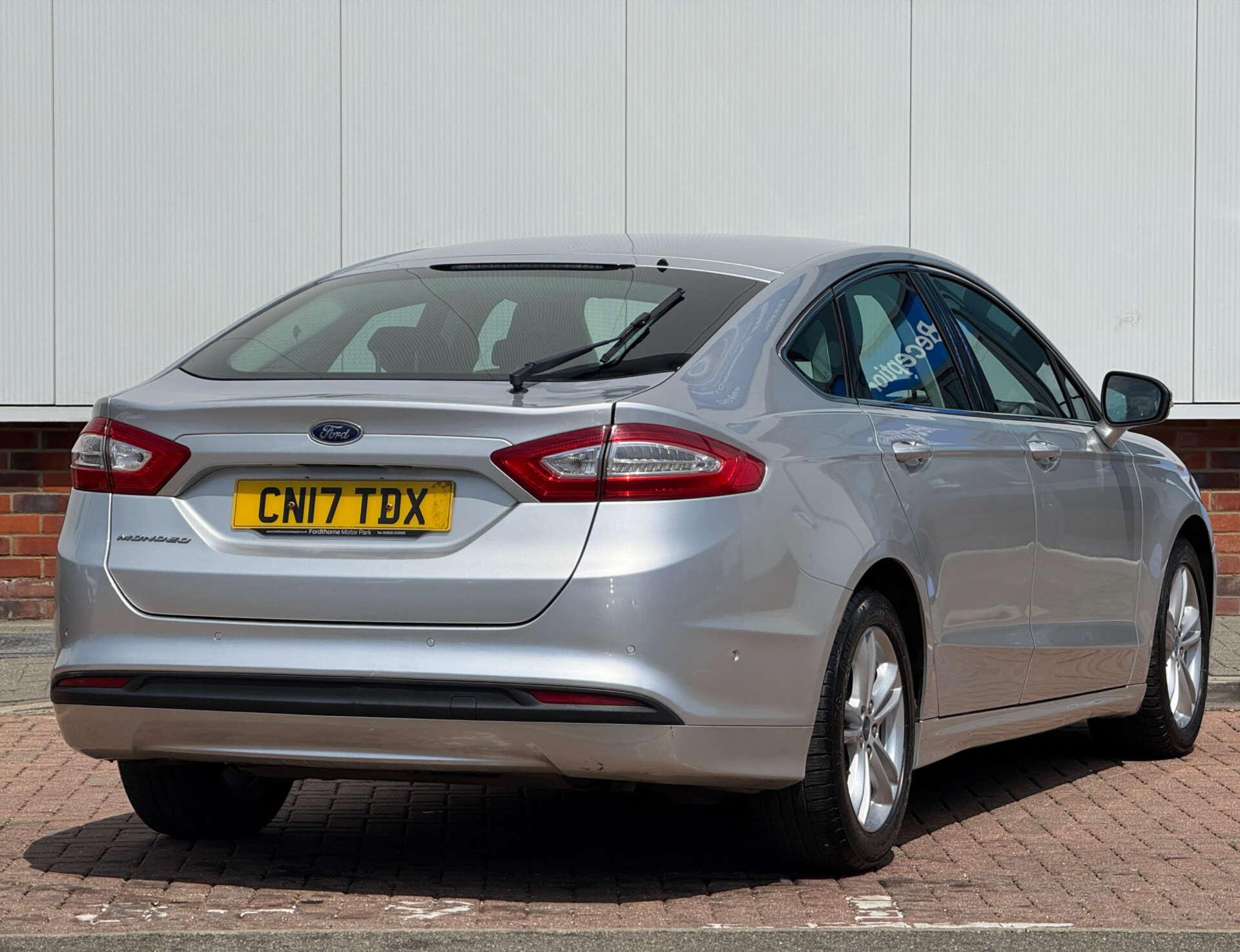 Ford Mondeo view 9