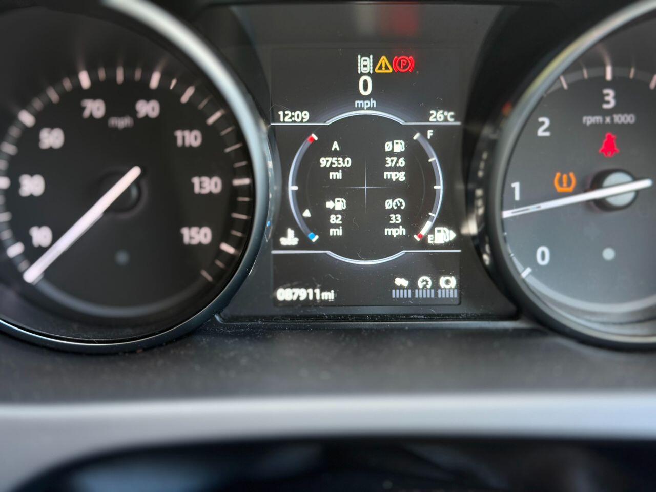 Land Rover Discovery Sport view 5