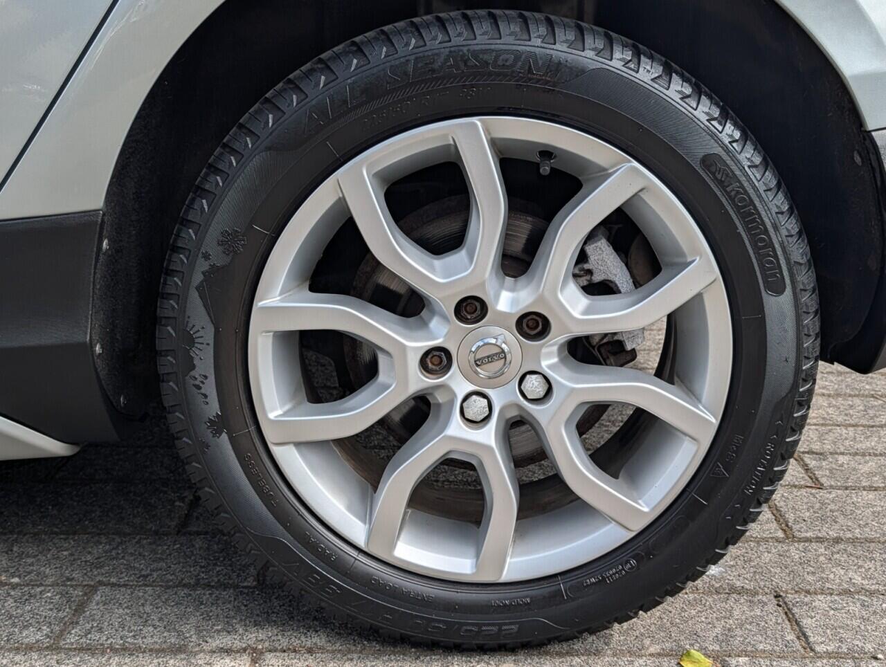 Volvo V40 Cross Country view 3