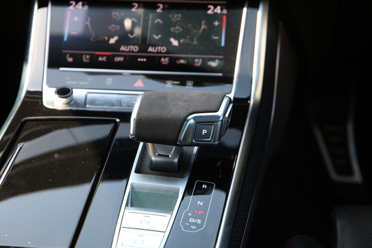 Audi RS Q8 view 26