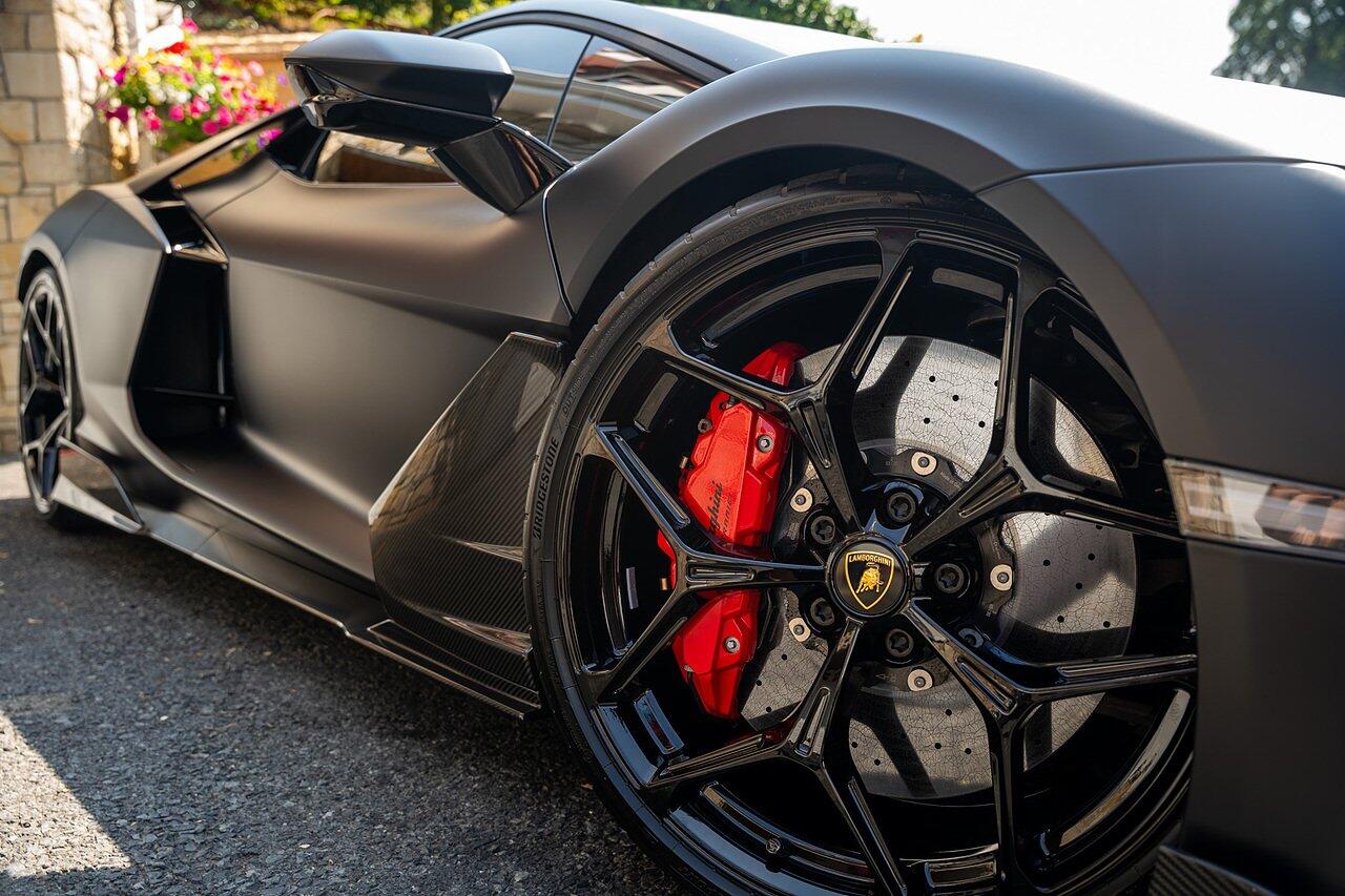 Lamborghini Revuelto view 35