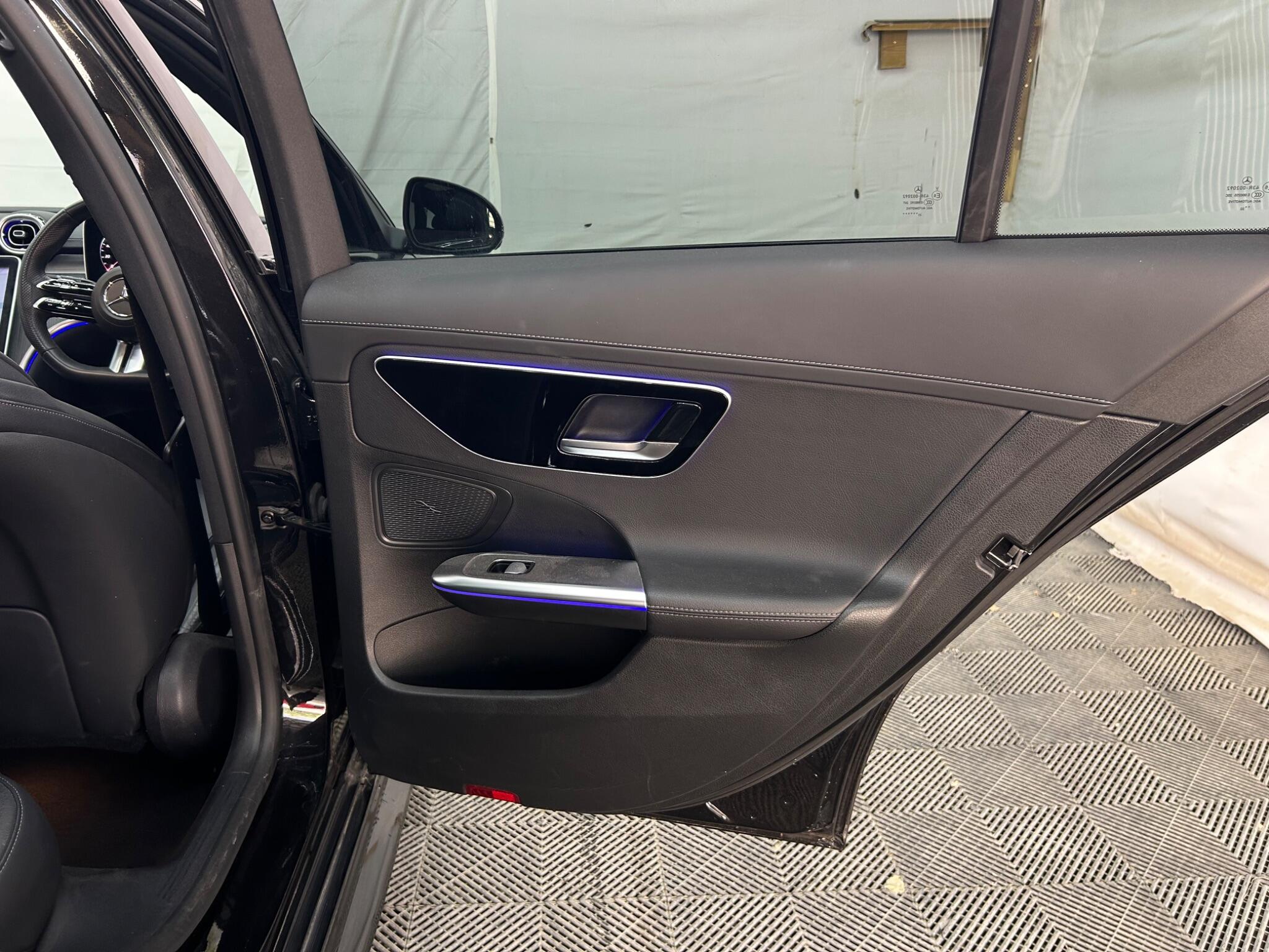 Mercedes-Benz C-Class view 35