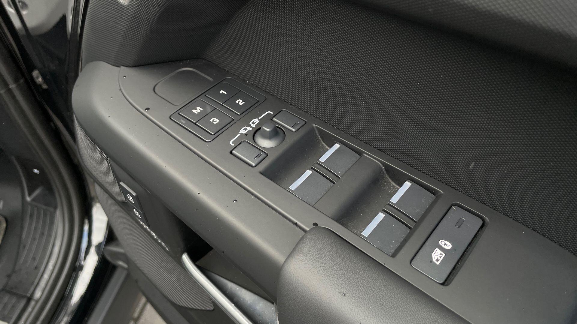 Land Rover Defender view 25