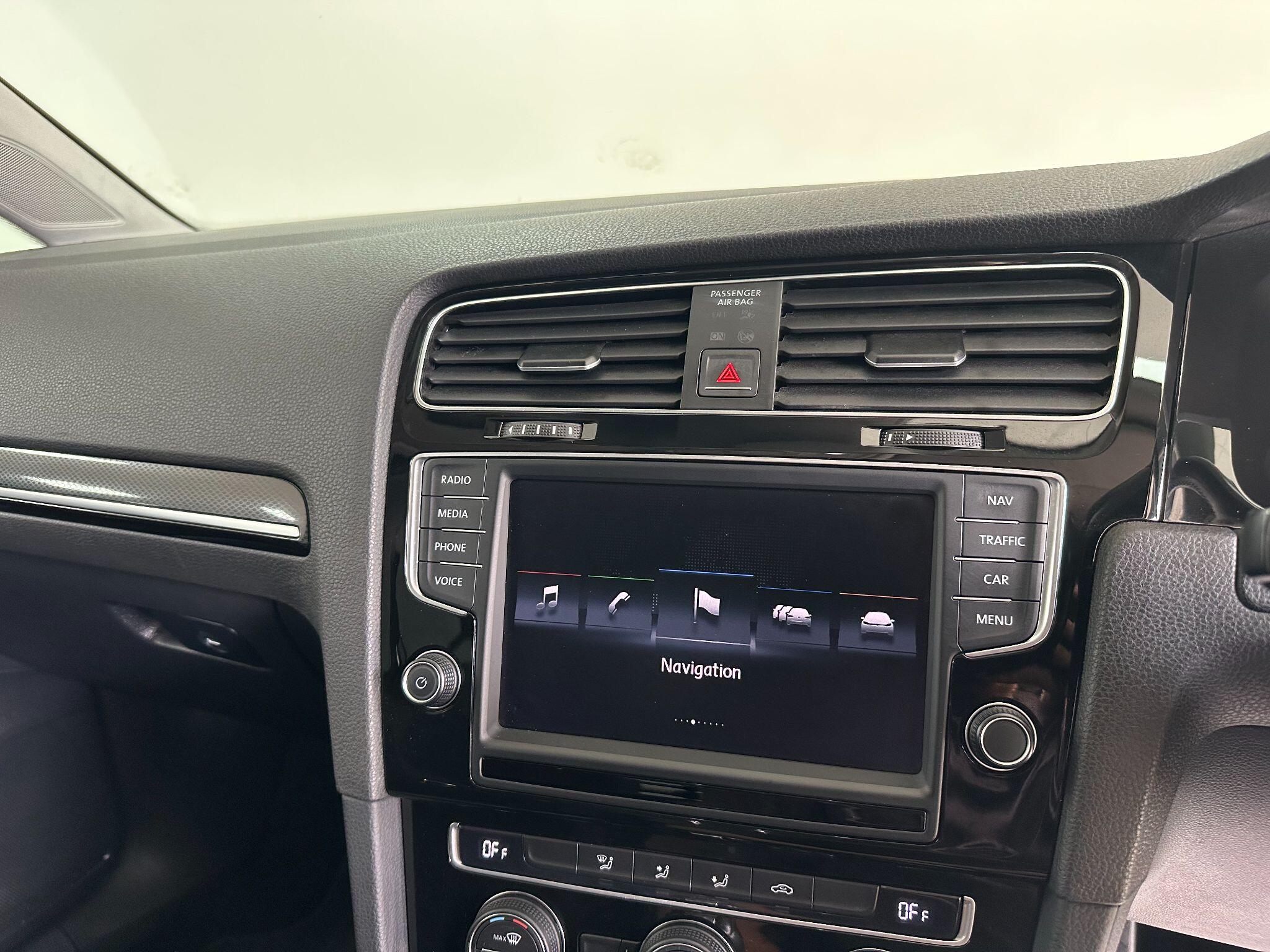 2014 Volkswagen Golf image 24