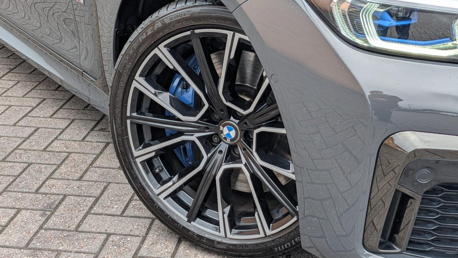 BMW 7 Series view 15
