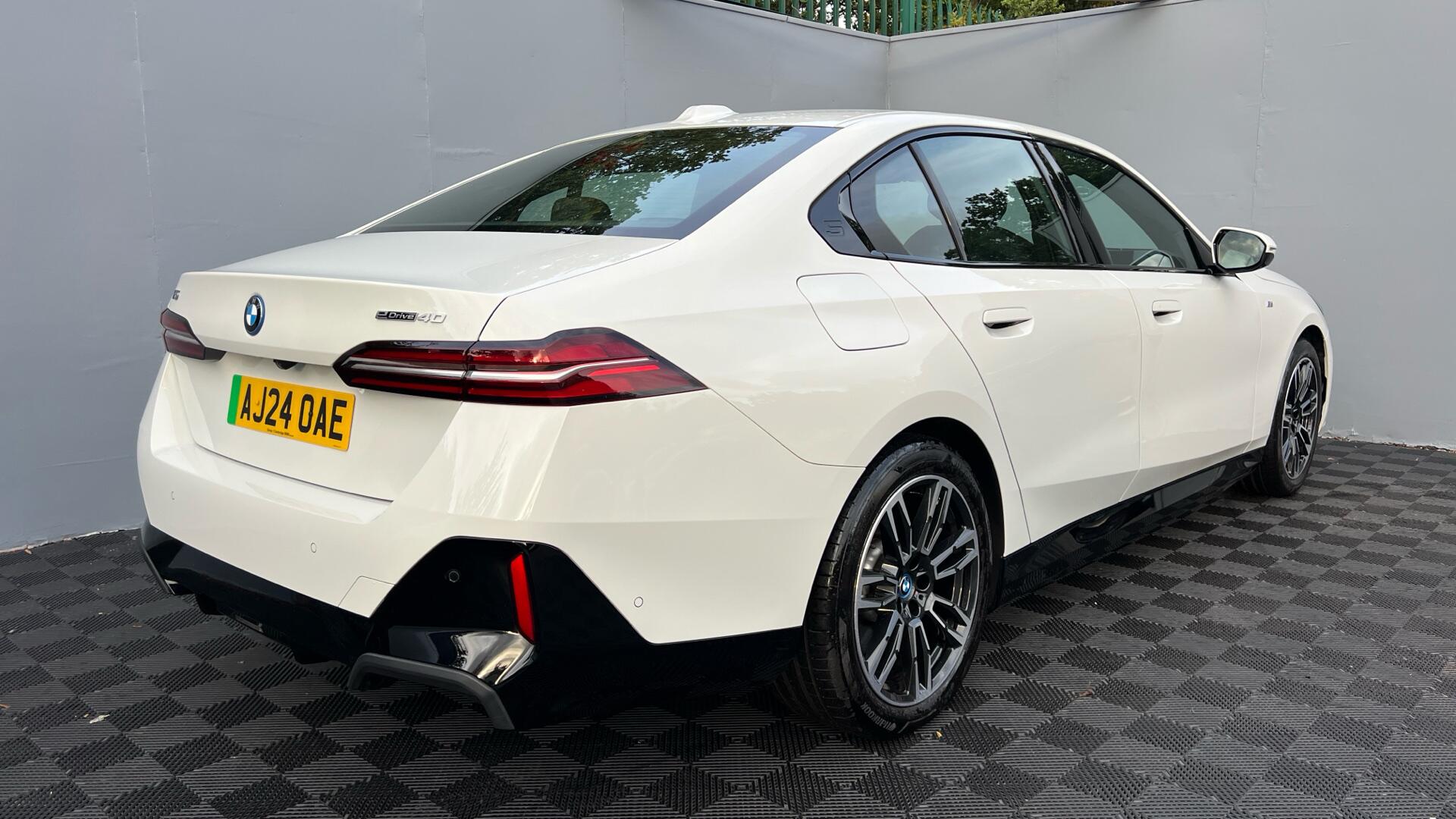 BMW i5 view 28