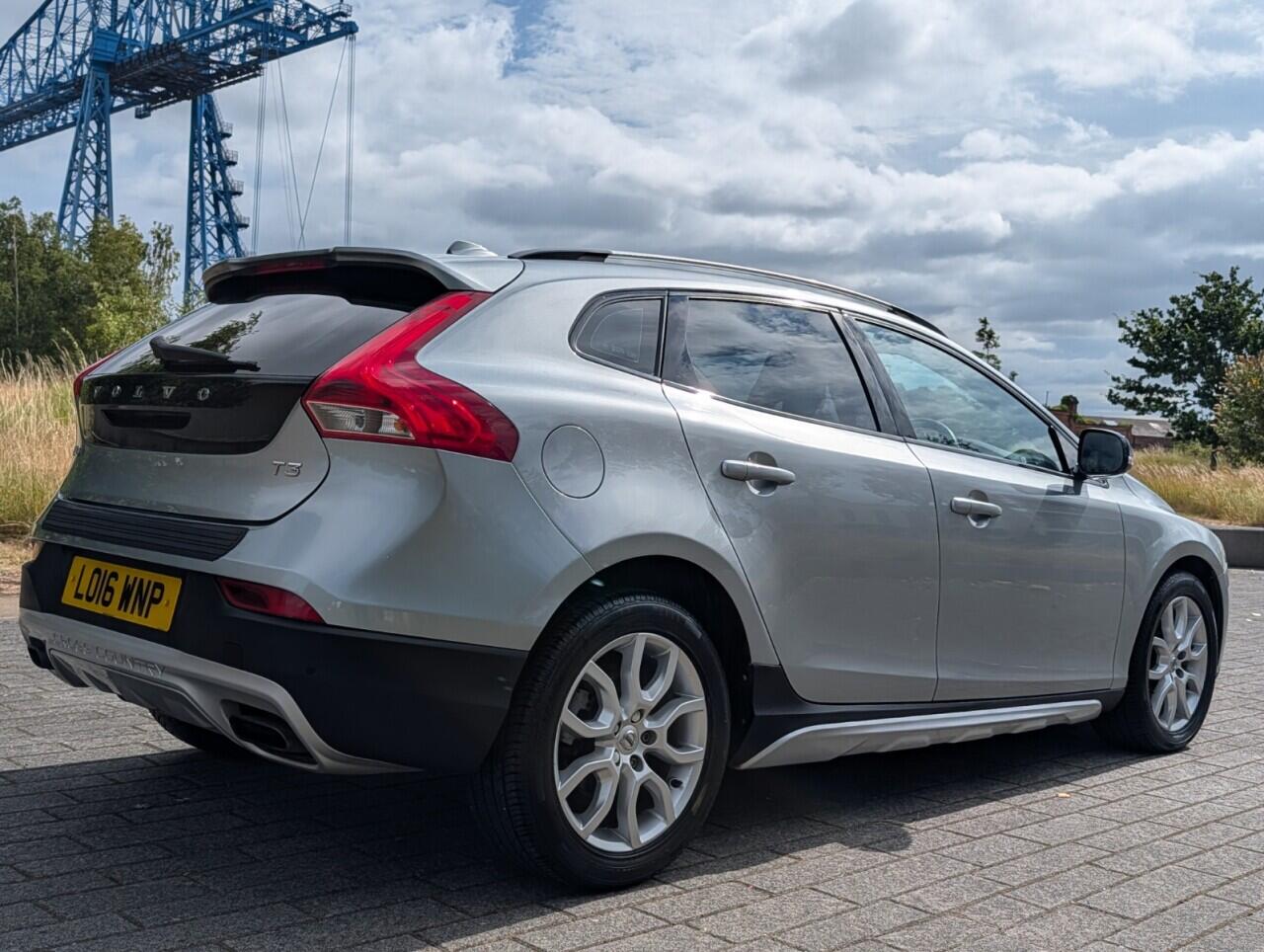 Volvo V40 Cross Country view 12