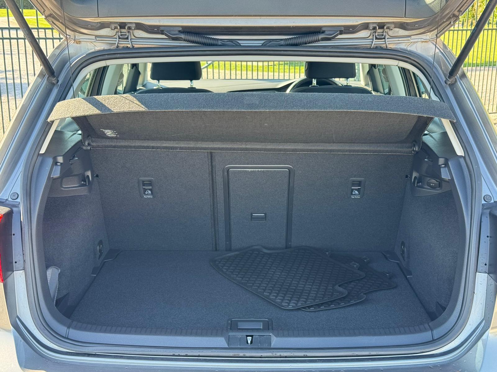 2013 Volkswagen Golf image 32