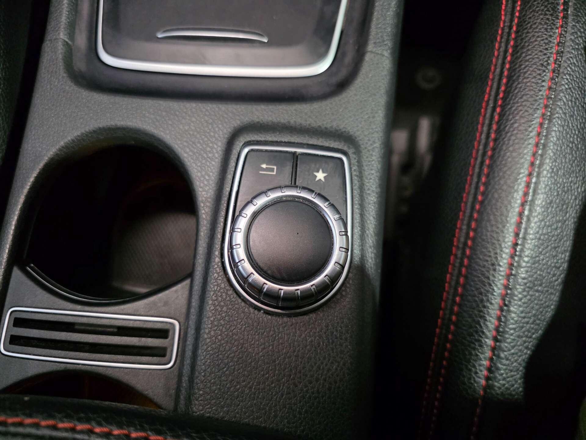 Mercedes-Benz GLA view 35