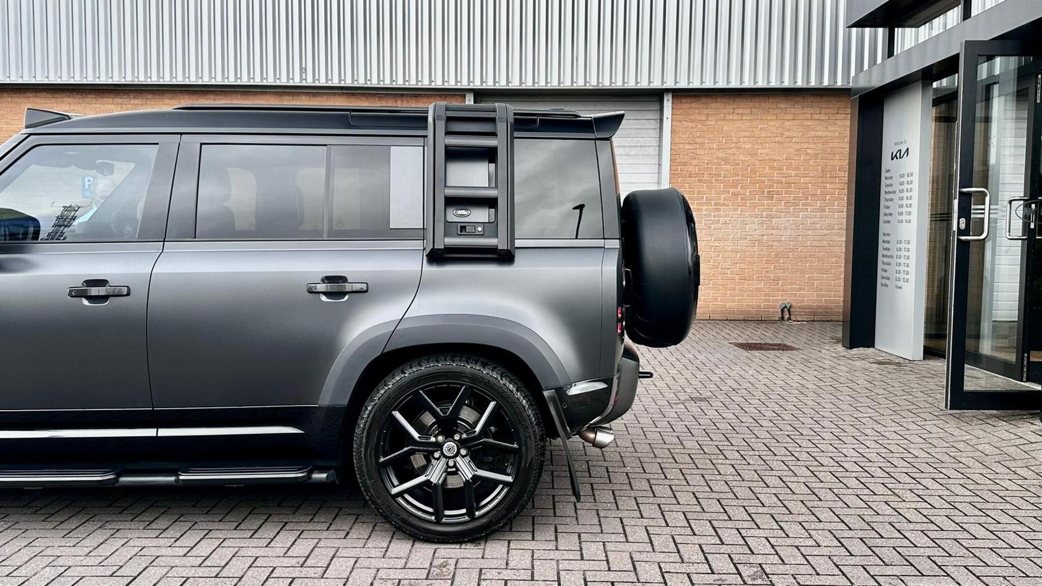 Land Rover Defender 110 view 18