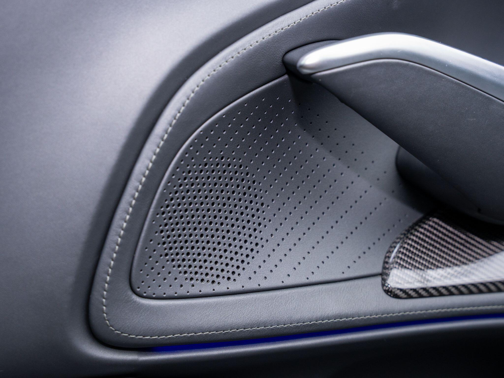 Aston Martin DBX view 23