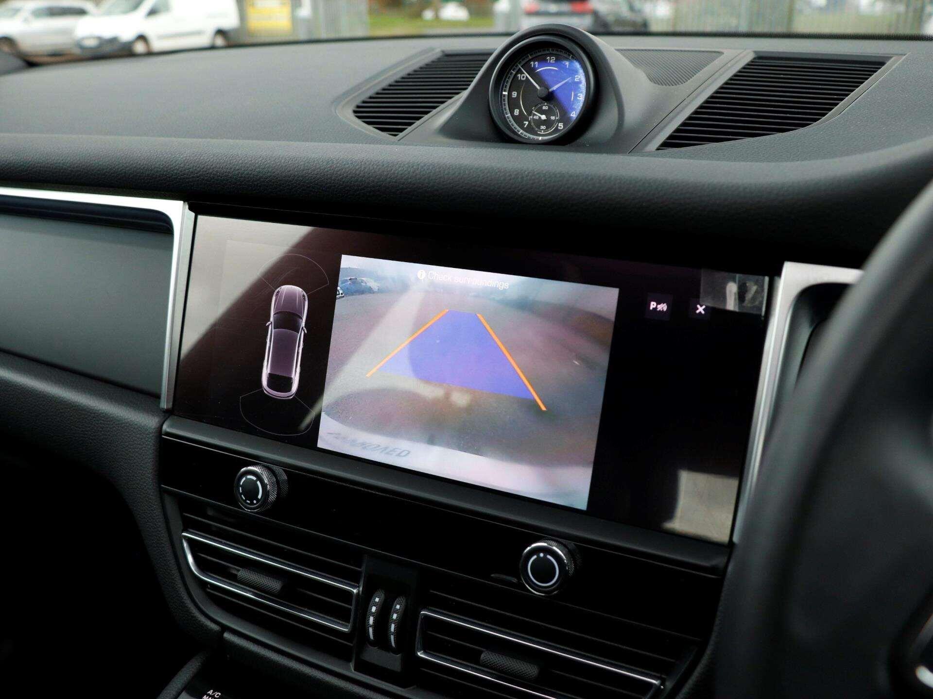 Porsche Macan view 16