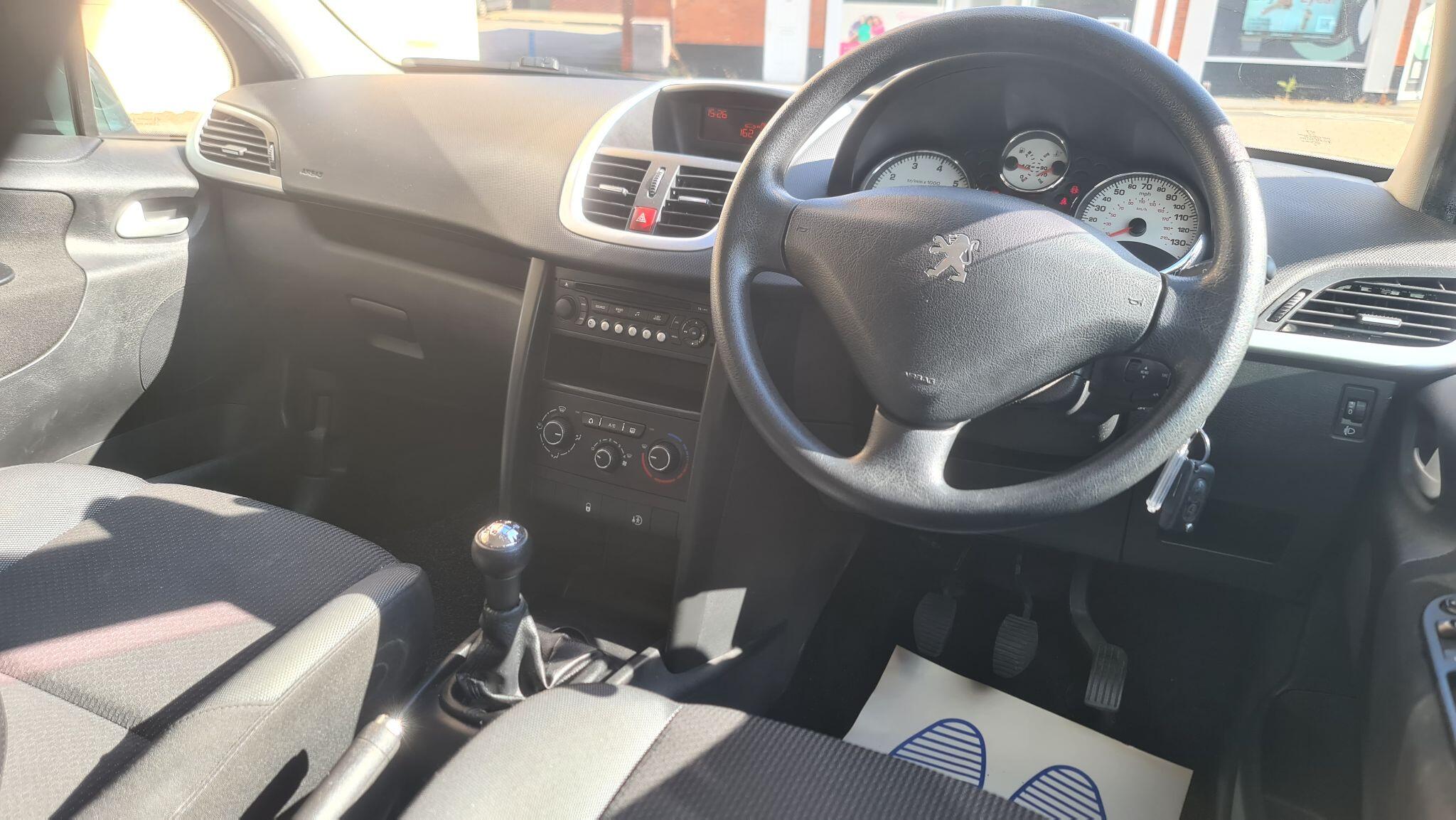 Peugeot 207 view 17