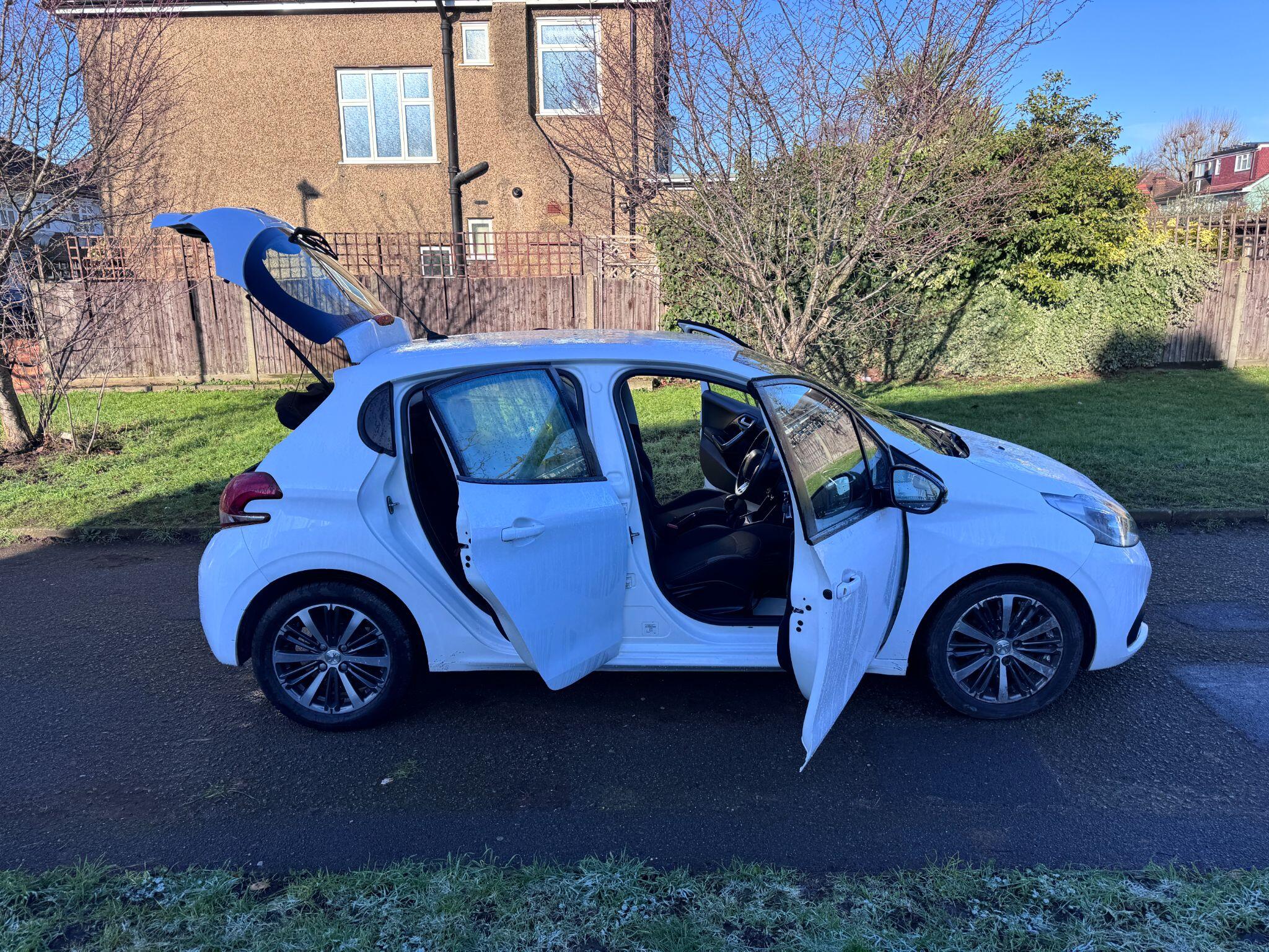 2016 Peugeot 208 image 45