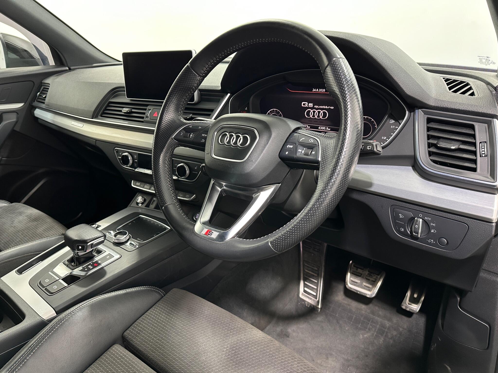 Audi Q5 view 11