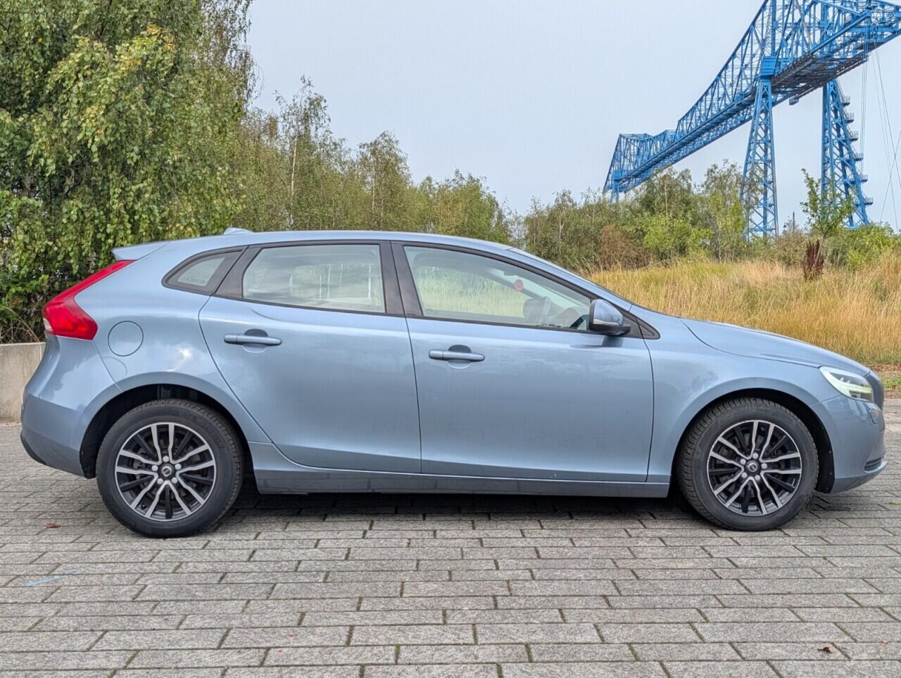 Volvo V40 view 9