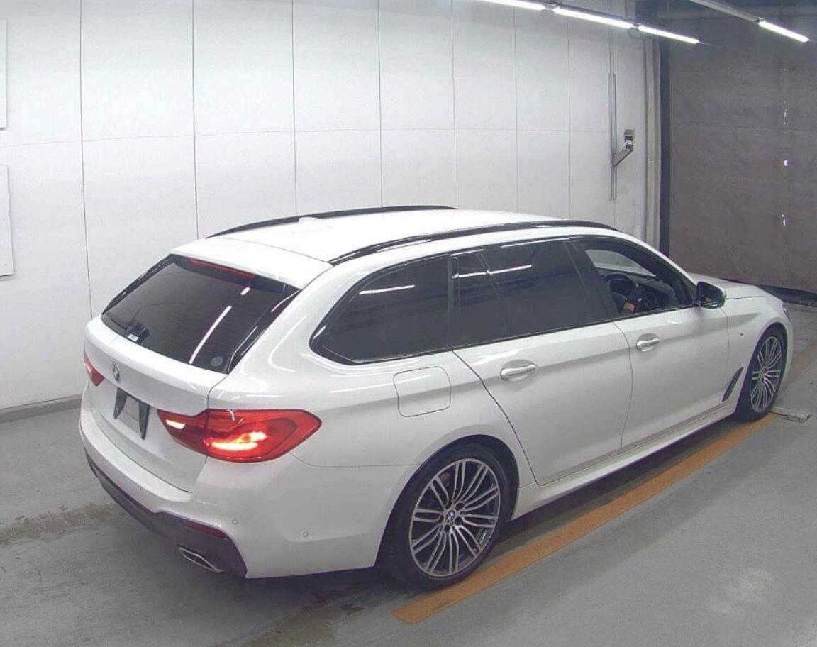 BMW 5 Series view 4
