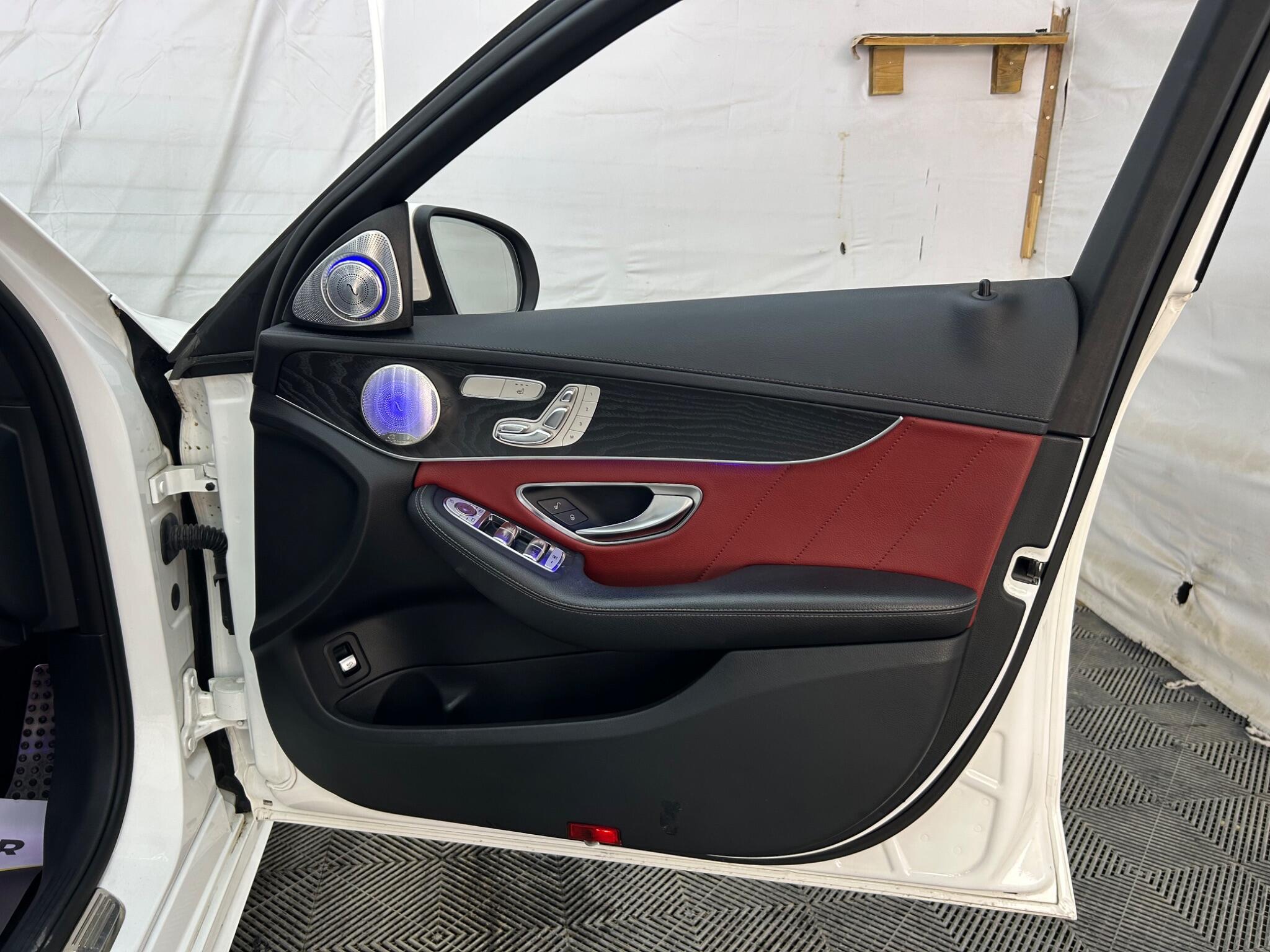 Mercedes-Benz C-Class view 30