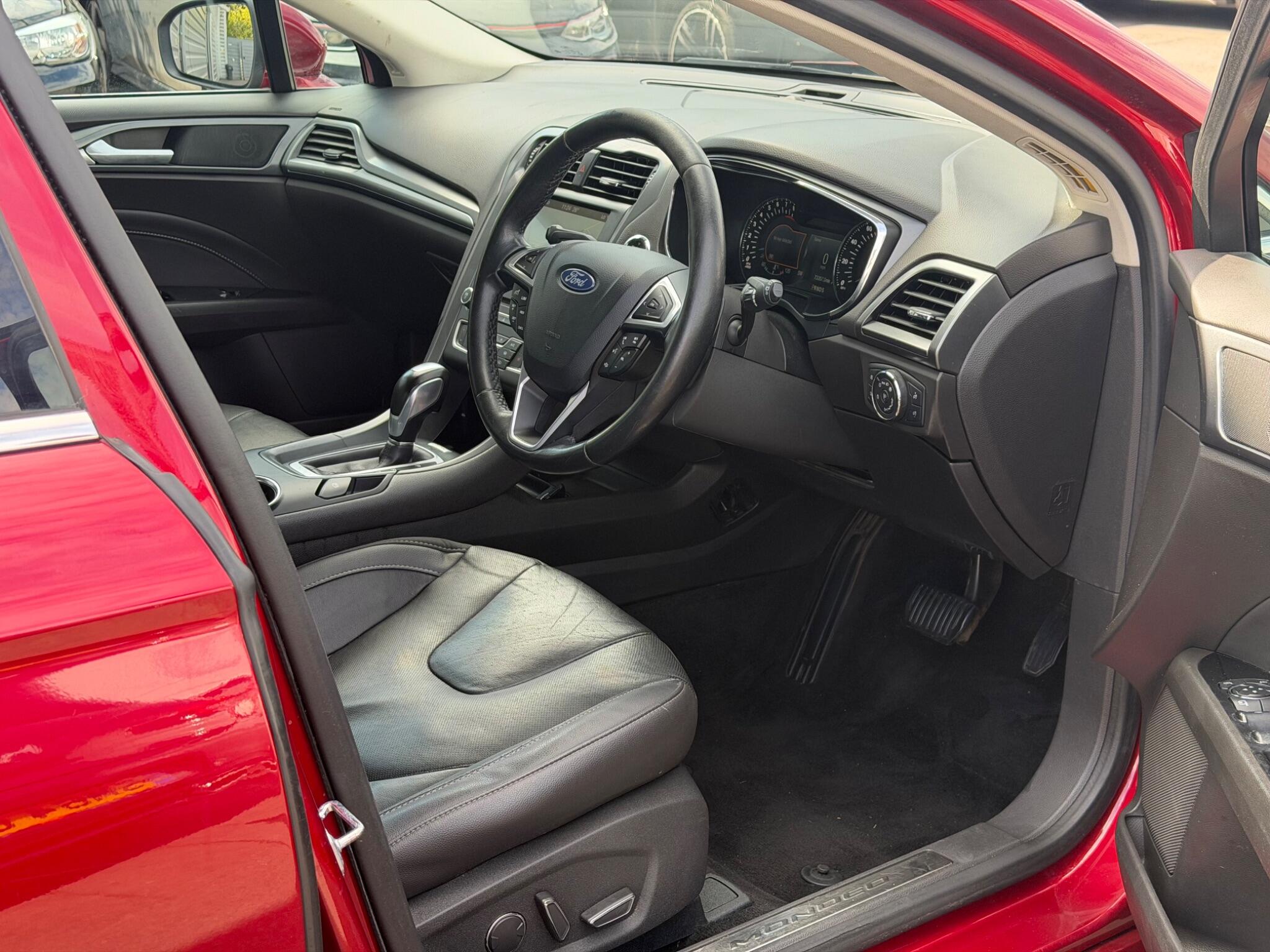 Ford Mondeo view 10