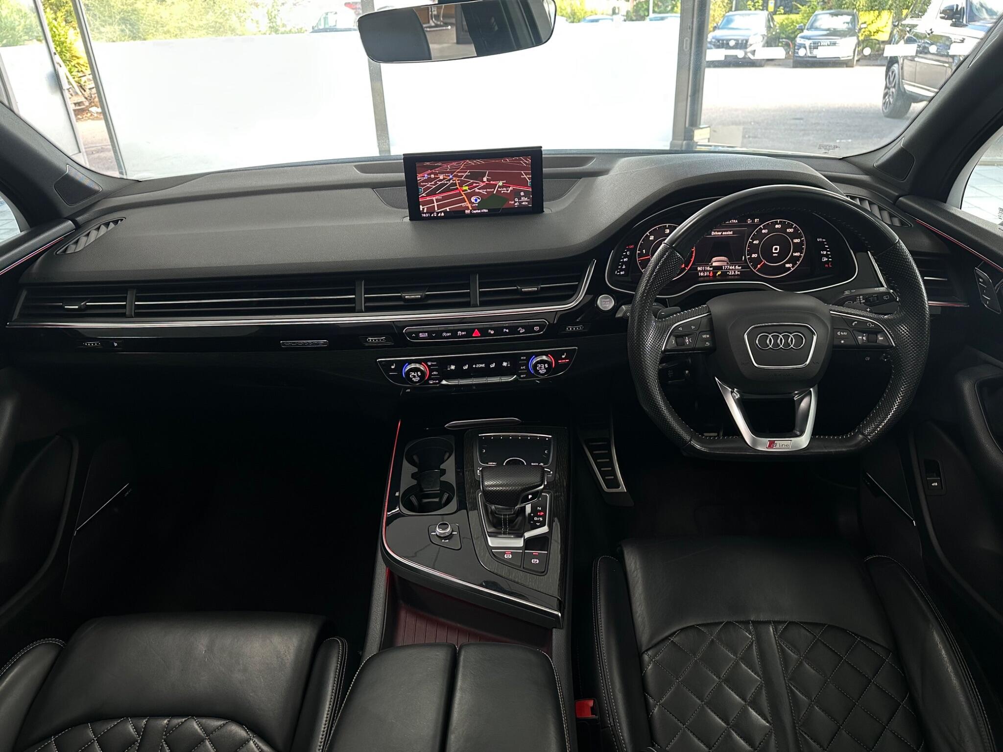 Audi Q7 view 17