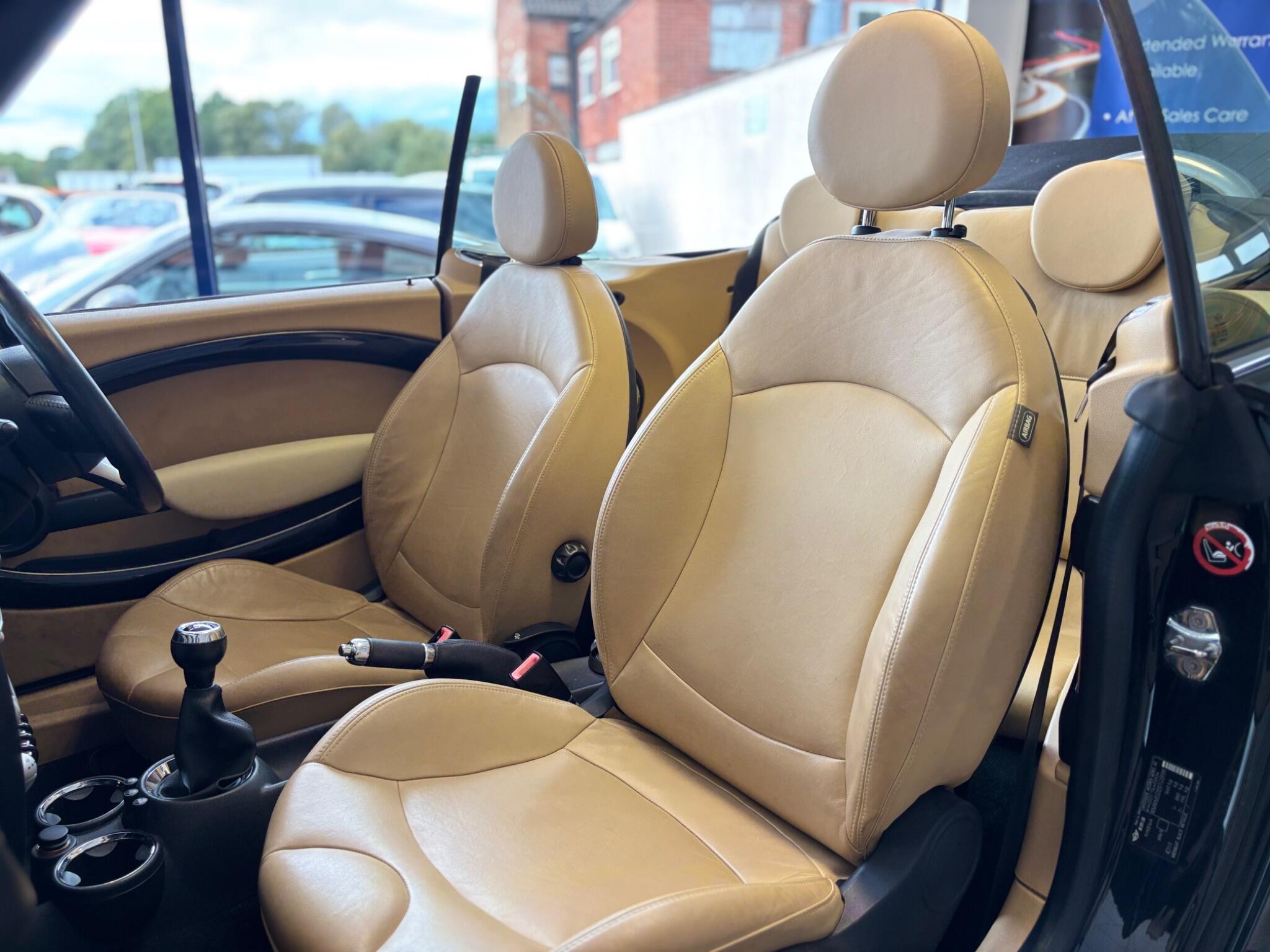 Mini Convertible view 25