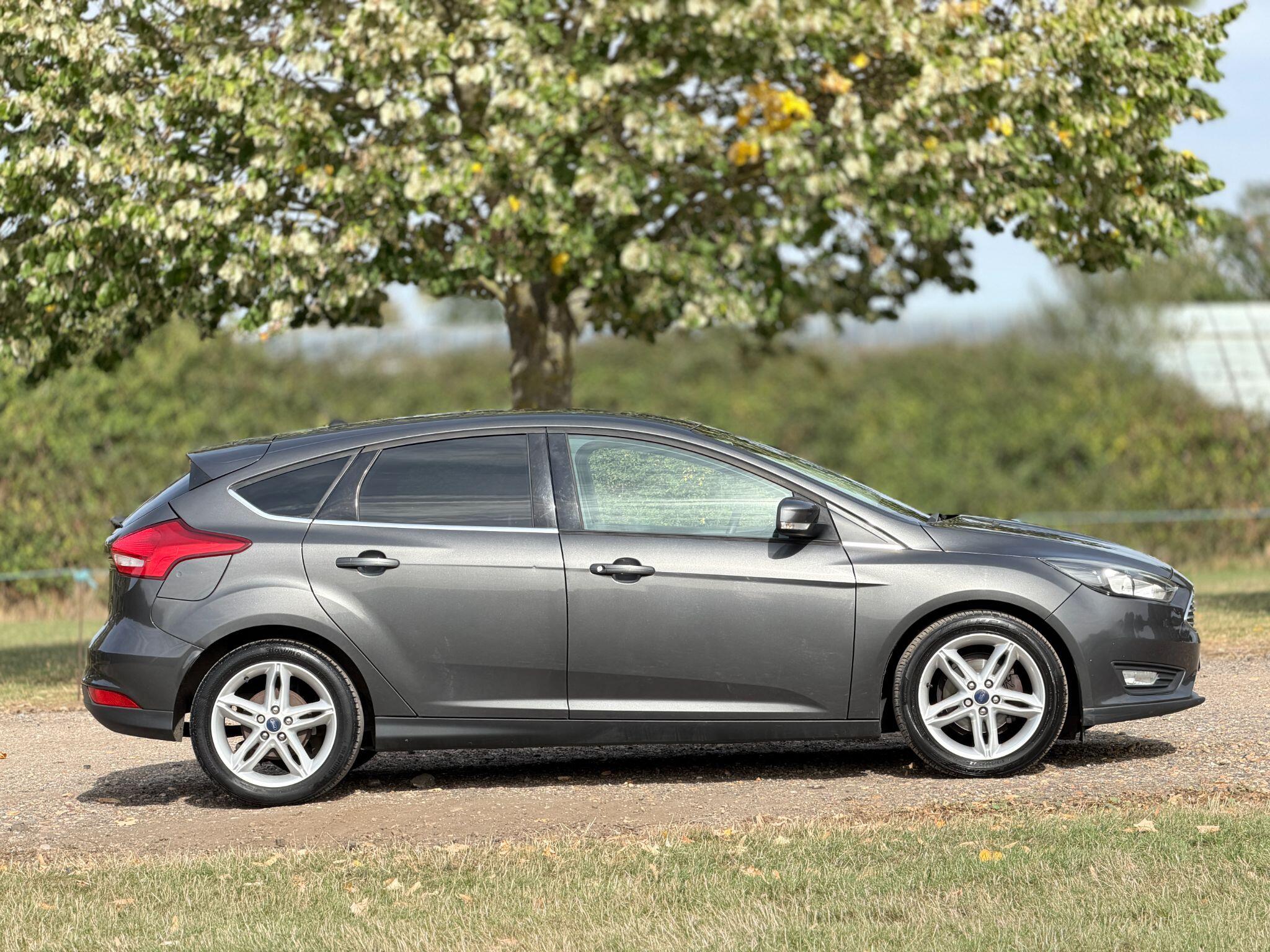 Ford Focus view 3