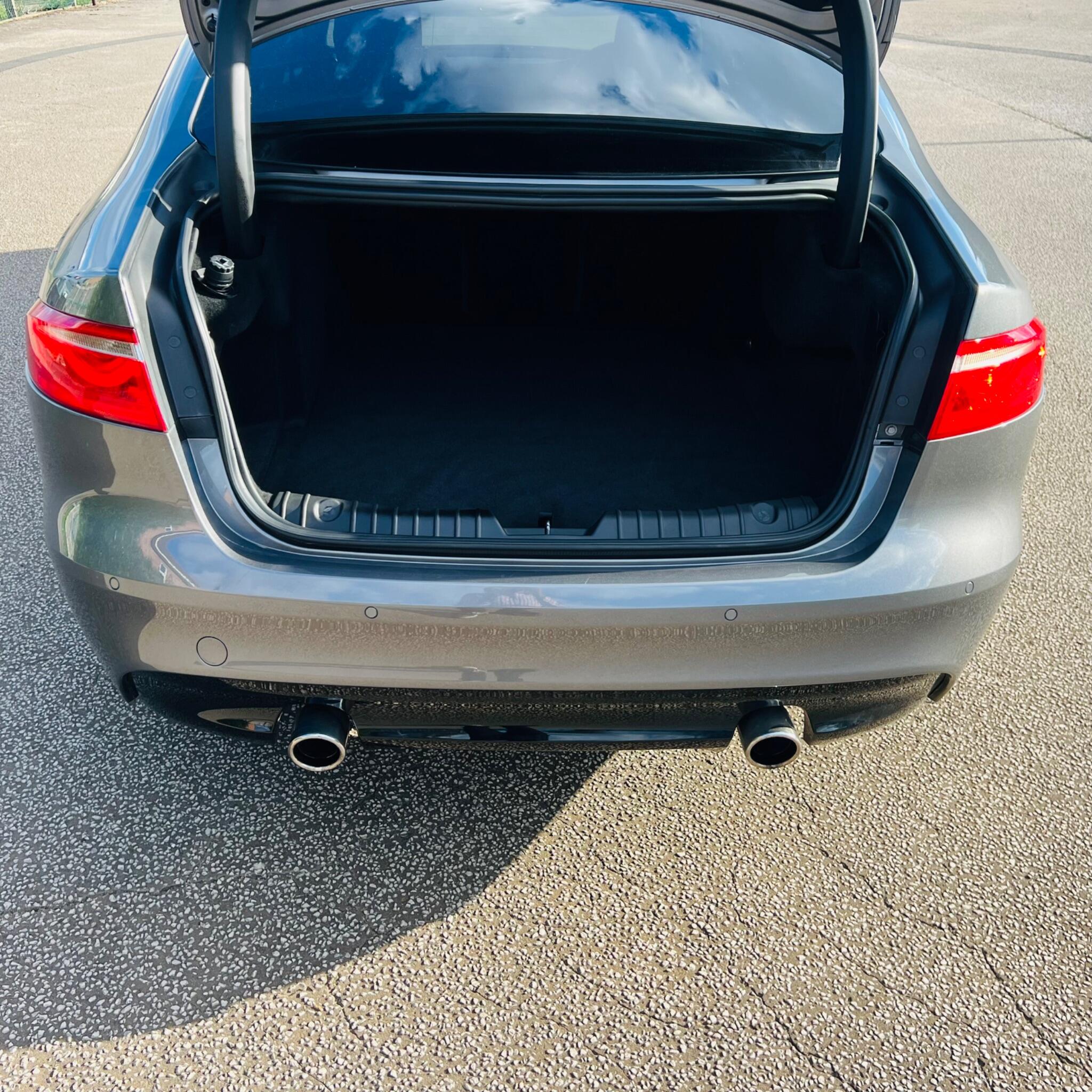 Jaguar XF view 32