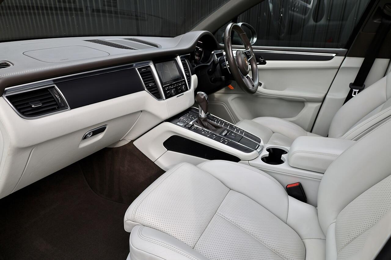 Porsche Macan view 3