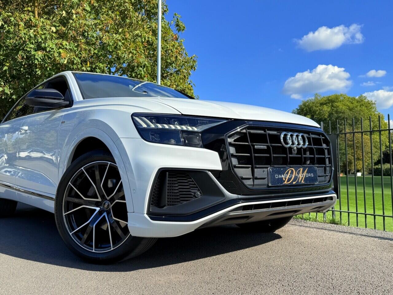 Audi Q8 view 5