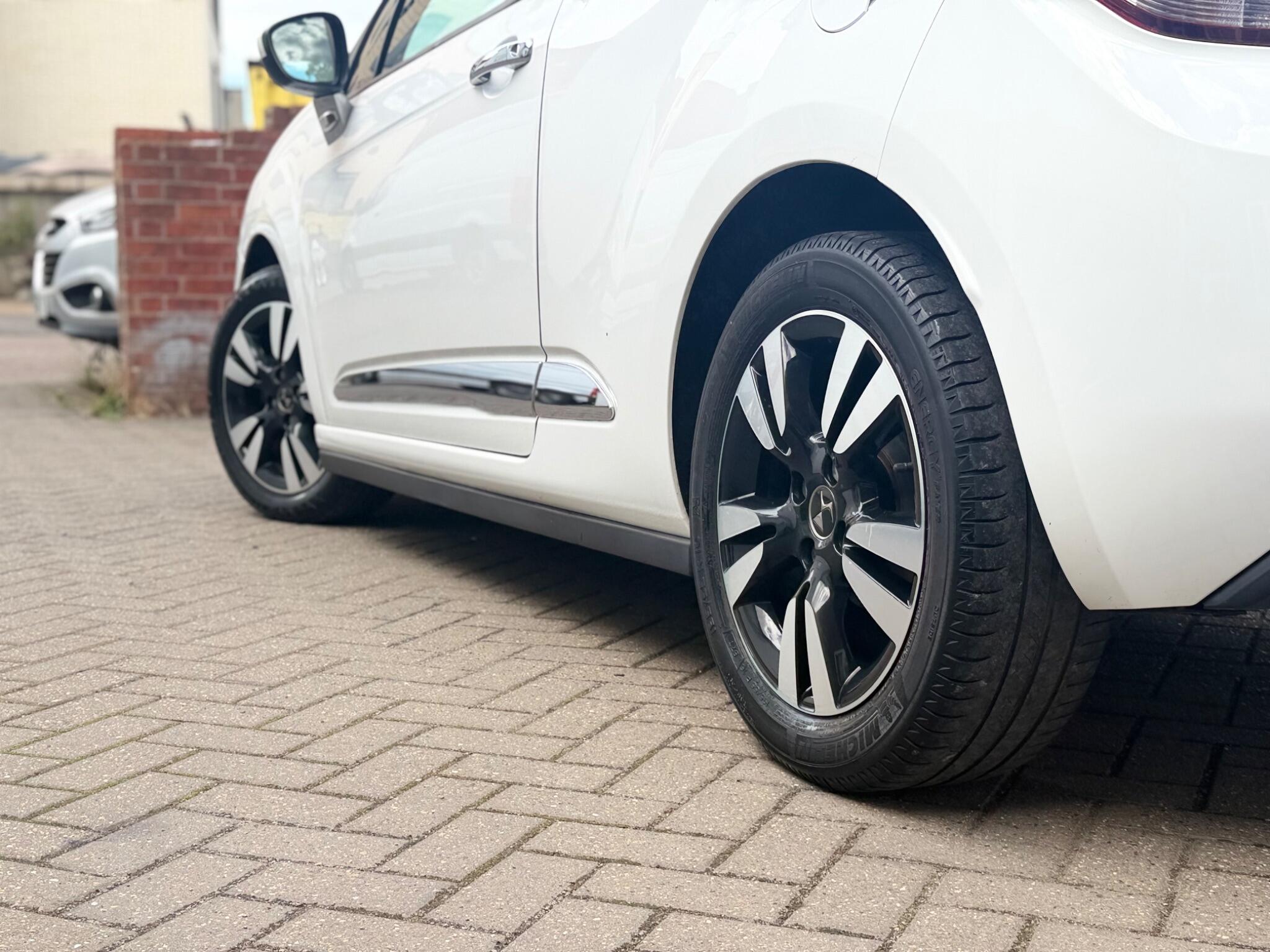 DS Automobiles DS 3 view 5