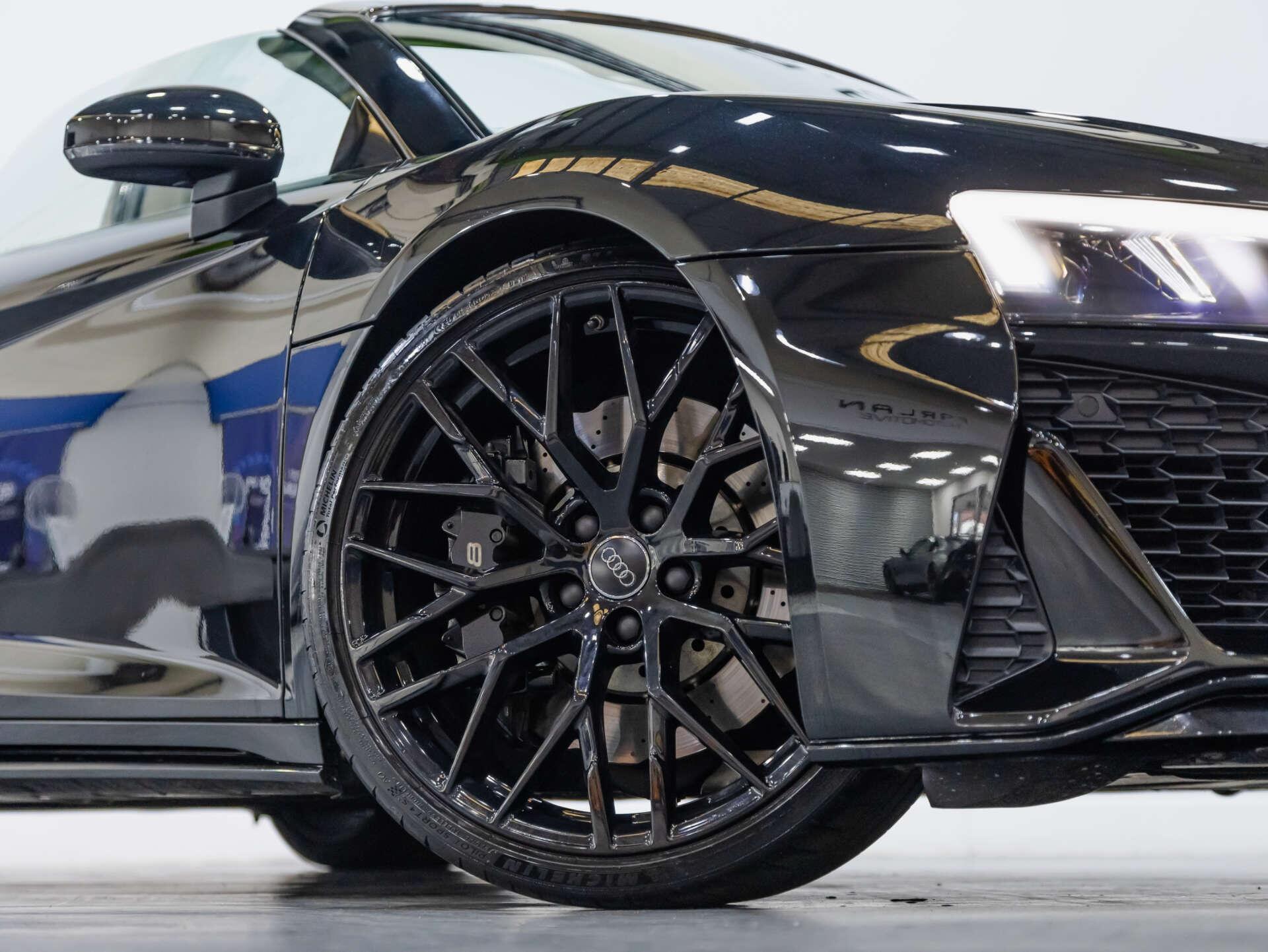 Audi R8 view 13