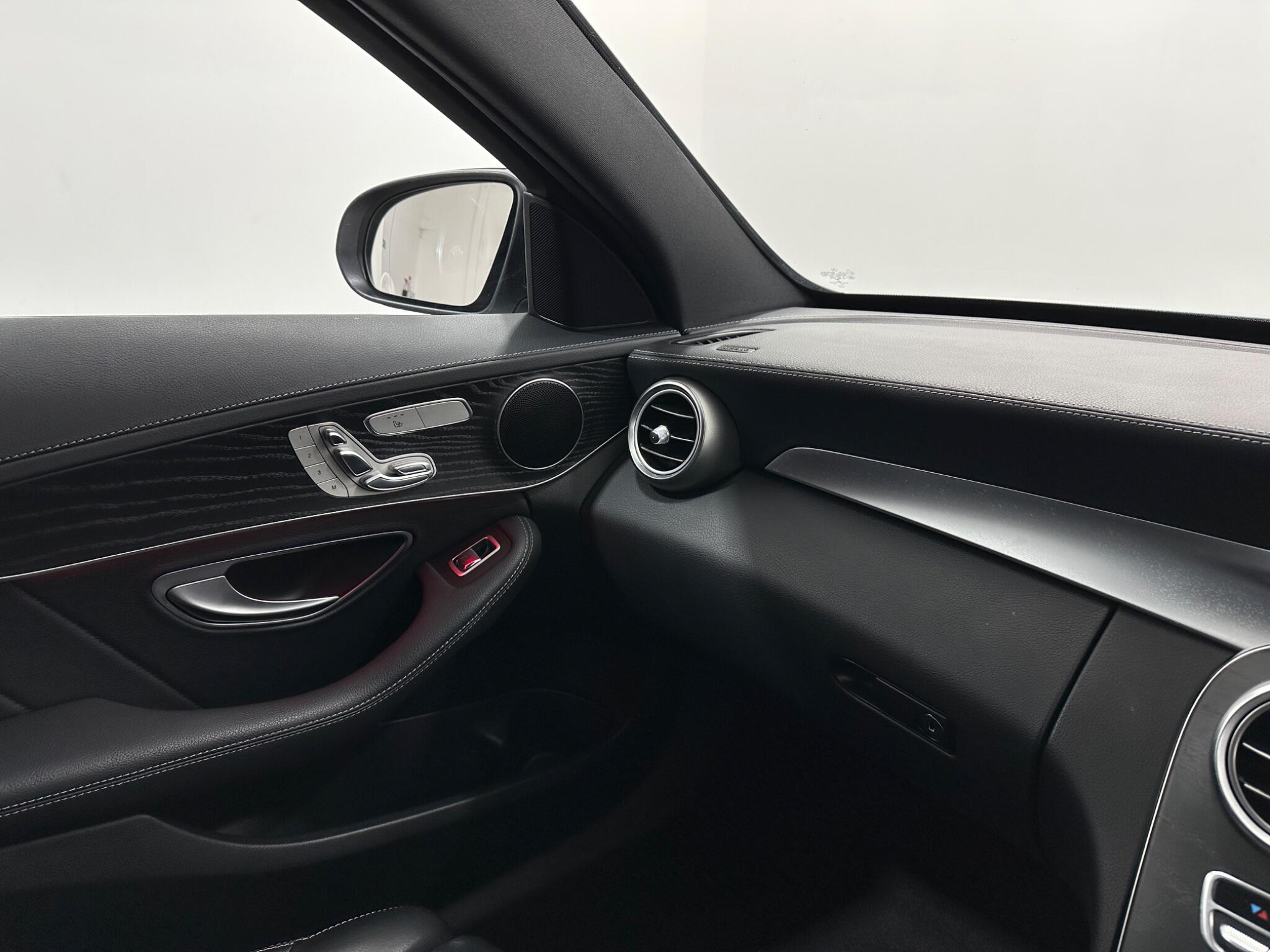 Mercedes-Benz C-Class view 29