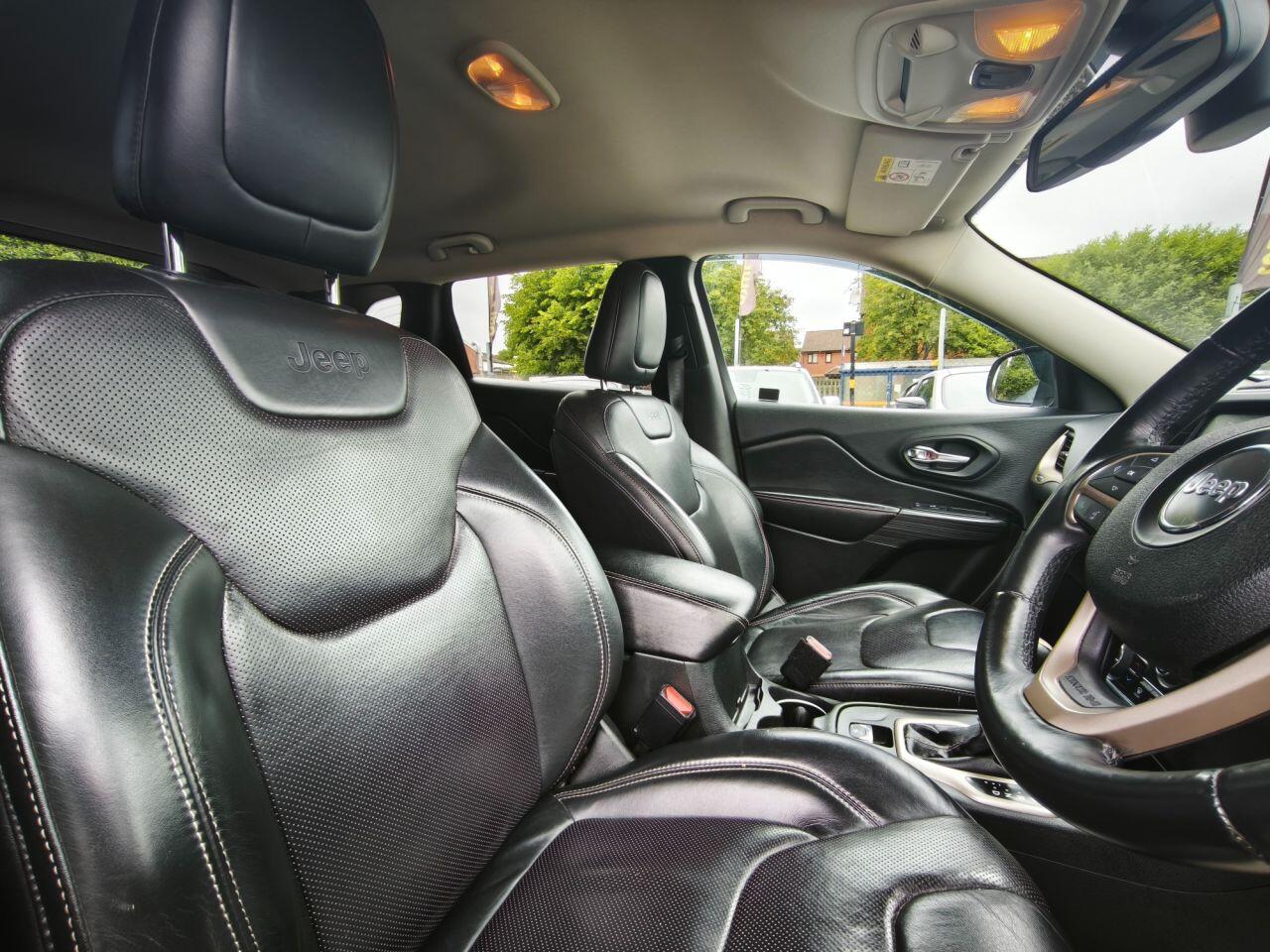 Jeep Cherokee view 11