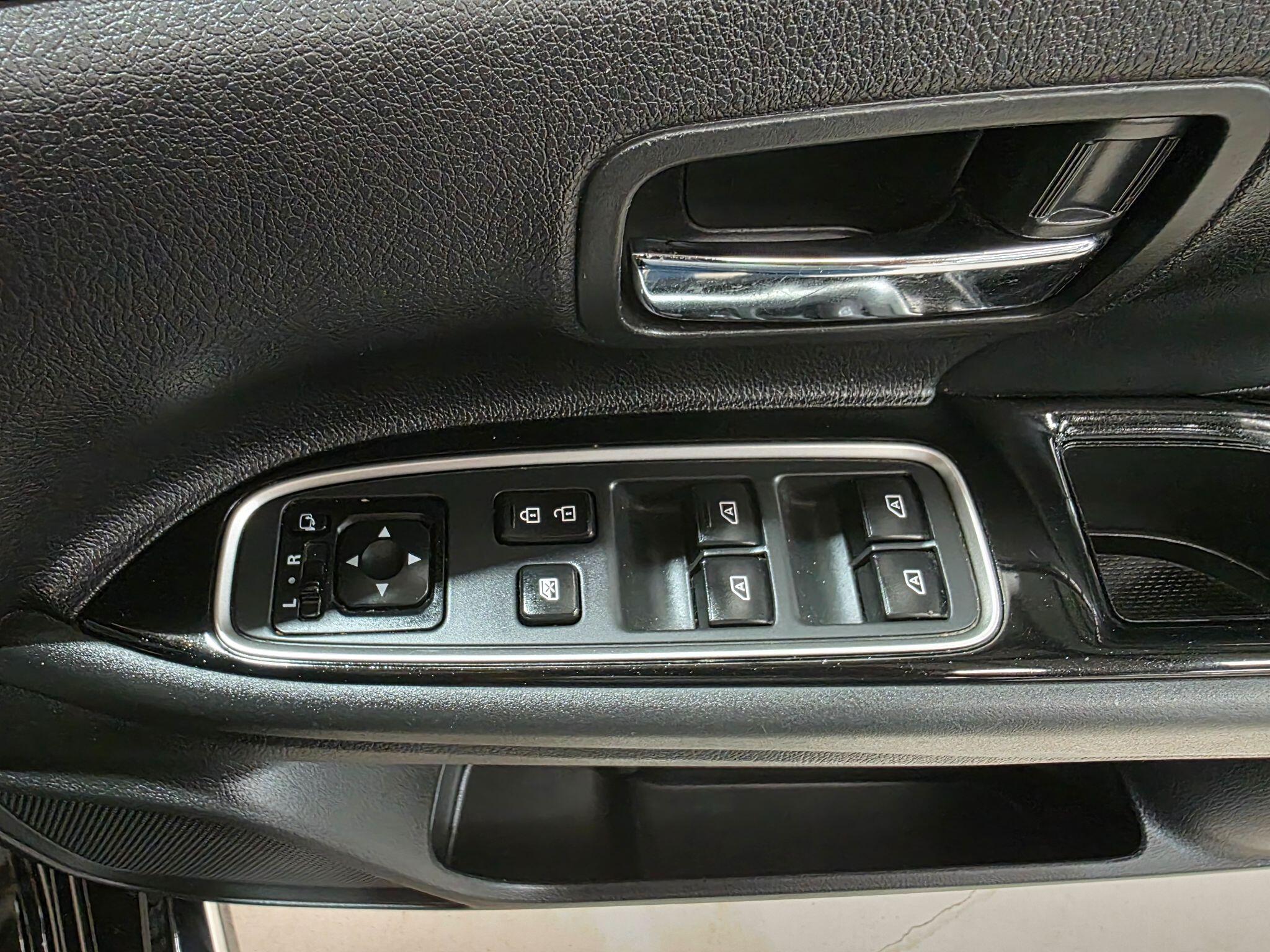 Mitsubishi Outlander view 13